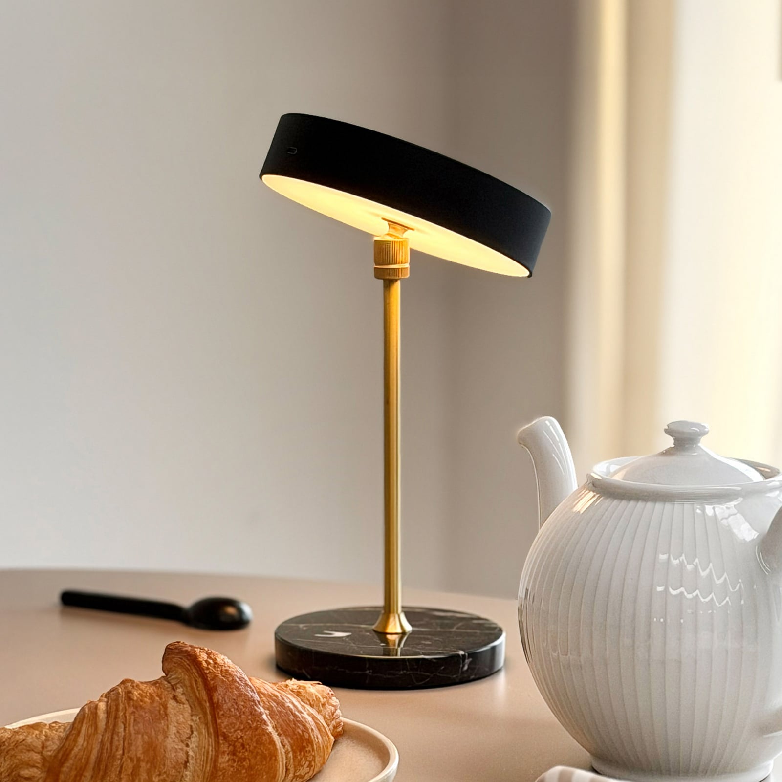 Dyberg Larsen Moonlight LED tölthető asztali világítás, fekete