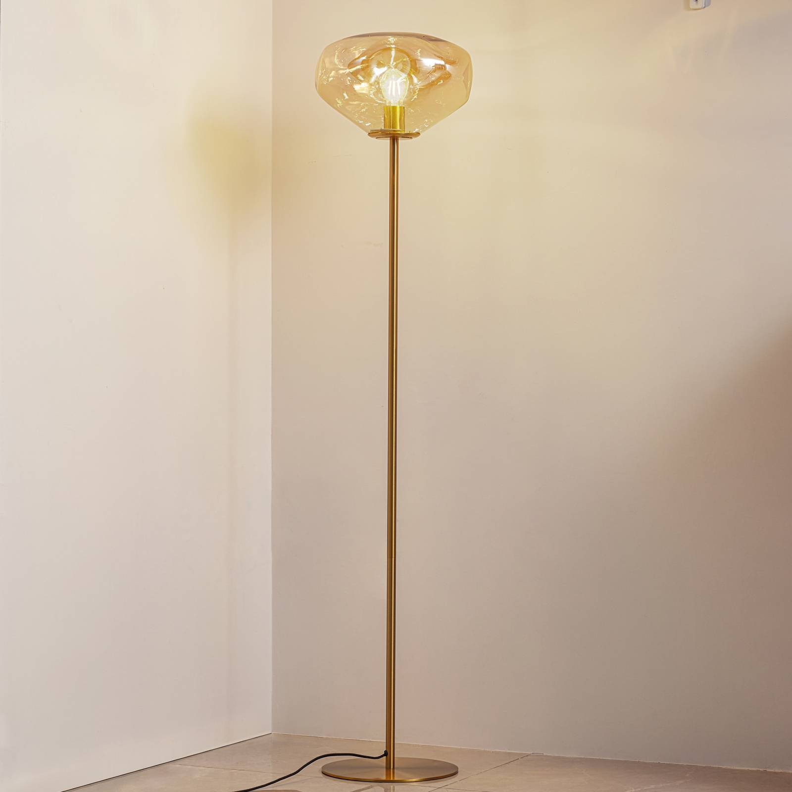 LINDBY vloerlamp Lelia, amber, glas, metaal, 150 cm