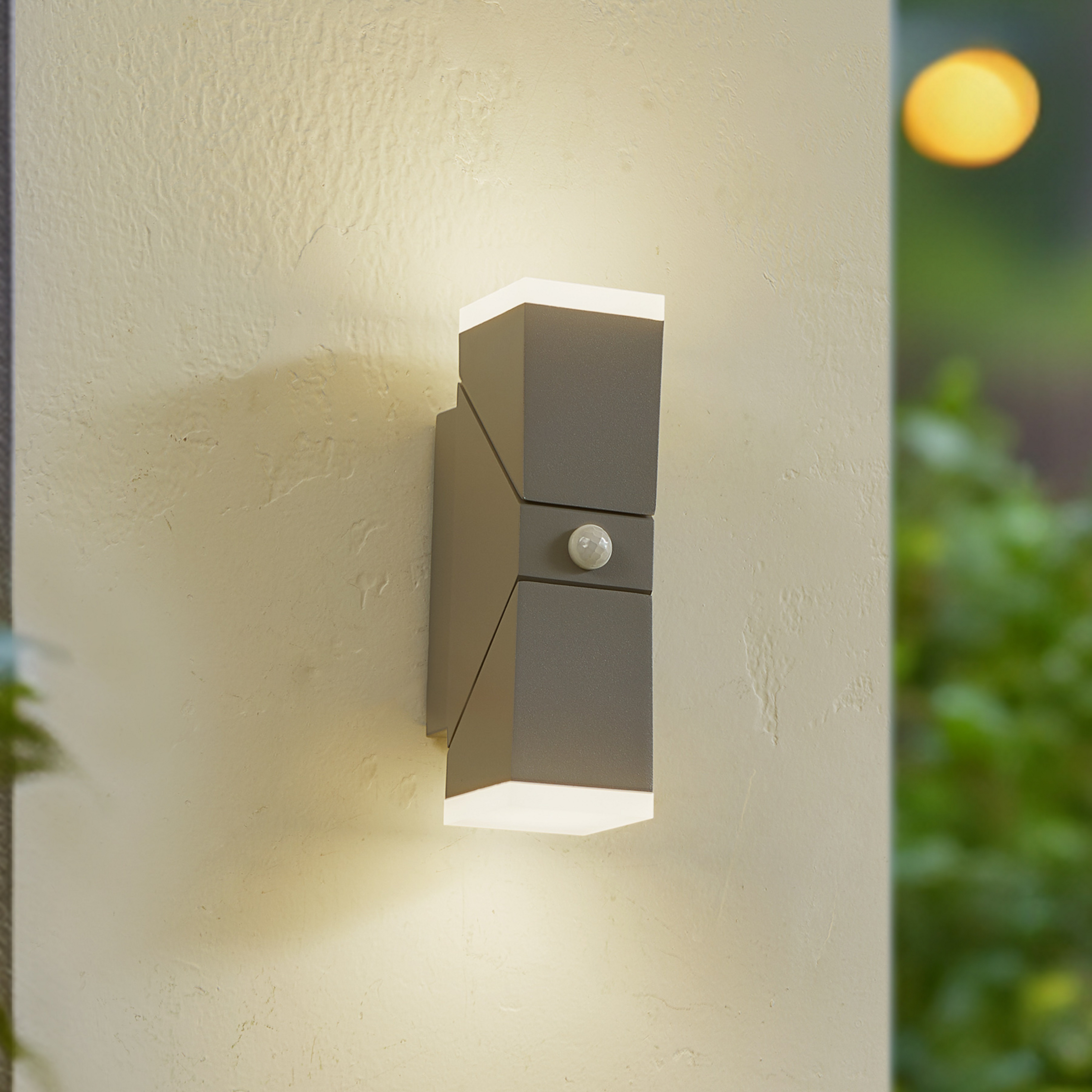 Nástěnné LED svítidlo Lindby Sally, 22 cm, šedé, IP54, senzor