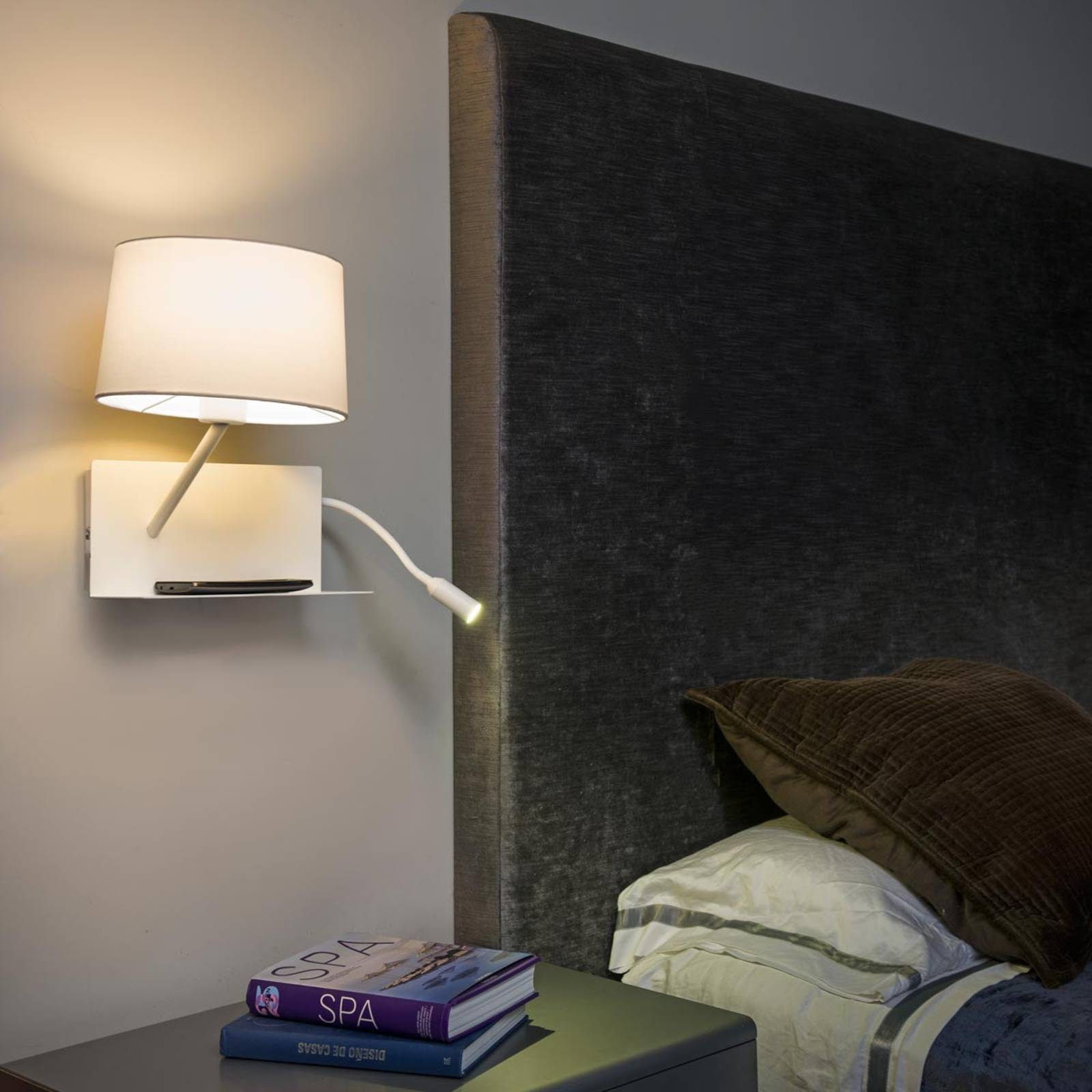 Z ramieniem LED do czytania - funkcjonalna poręczna lampa ścienna