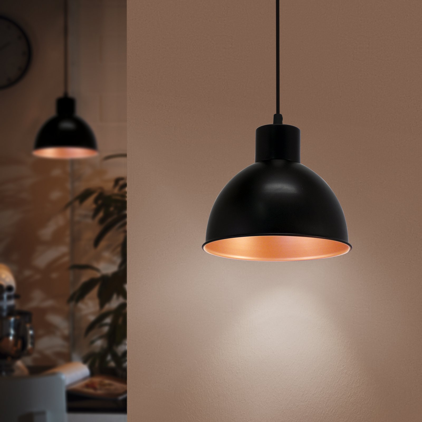 Svart hengelampe Andrin - innvendig kobber