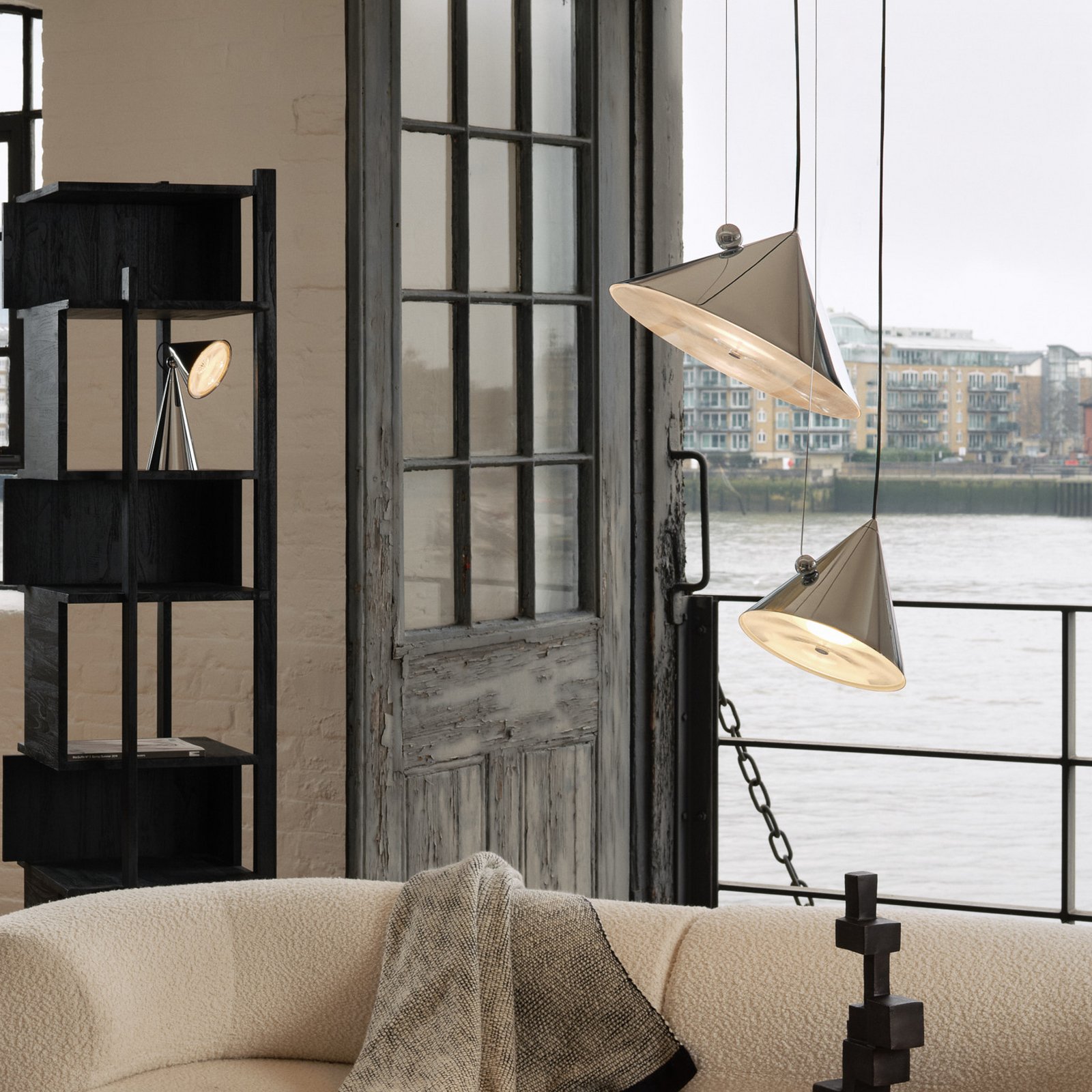 Candeeiro suspenso LED Pose da Tom Dixon, prateado, Ø 43 cm, aço, regulável Candeeiro suspenso LED Pose da Tom Dixon, prateado, Ø 43 cm, aço, regulável