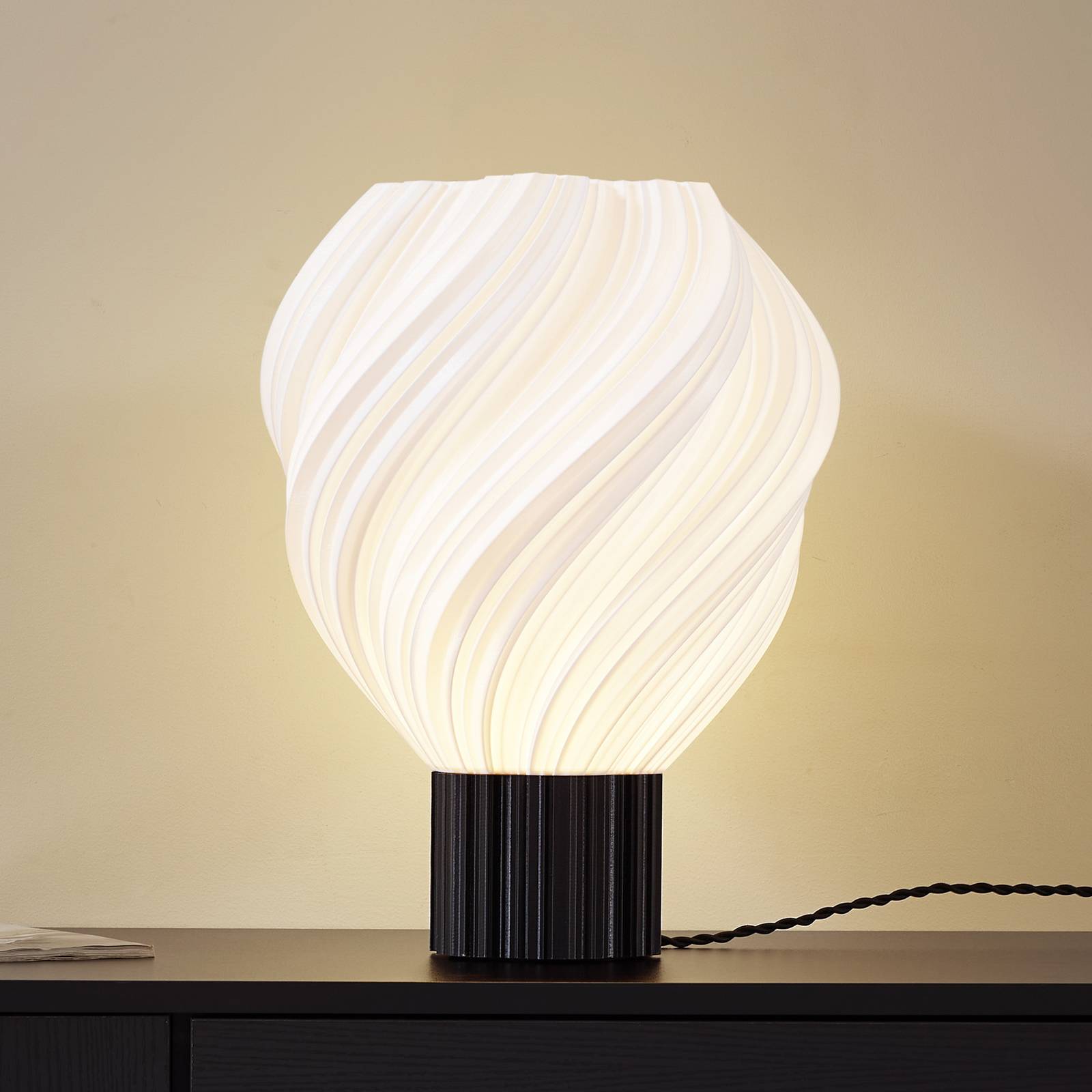 Lindby lampa stołowa Nuvia, wysokość 39,1 cm, biała, toczona