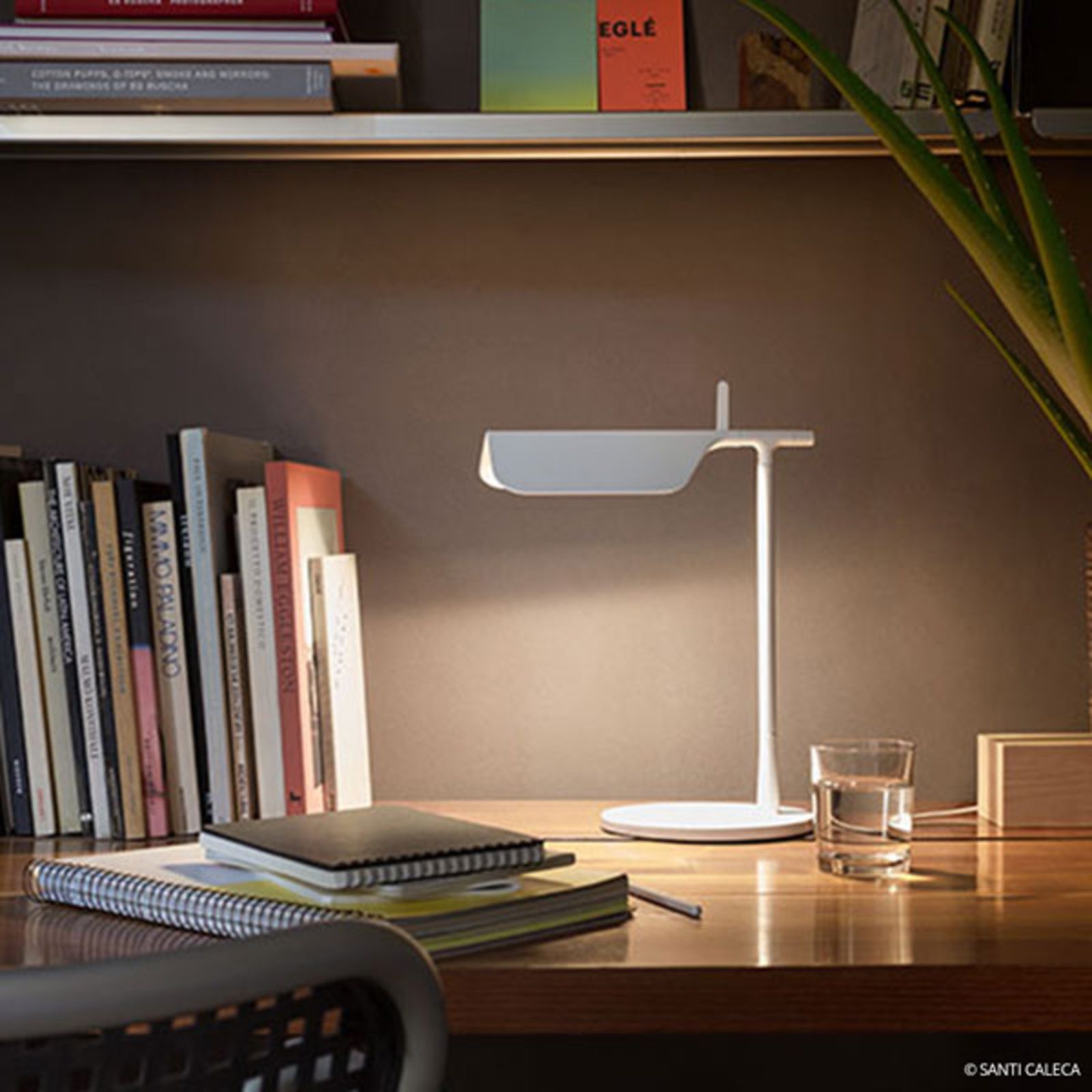 FLOS Tab LED stolní lampa, bílá