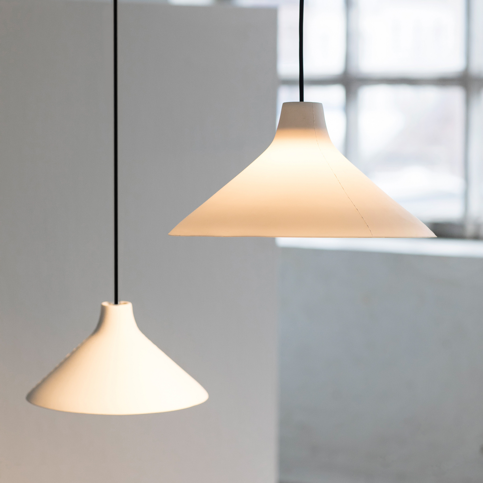 L BLACK-WHITE SEAM pendant light, porcelain, E27 - Serax