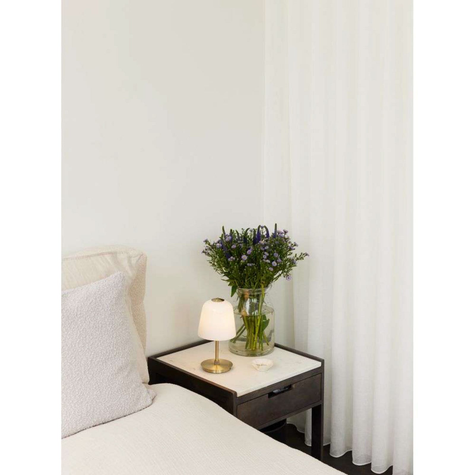 Room 49 tragbare Tischleuchte, messing/opal Halo Design - Wohnzimmer - Metall