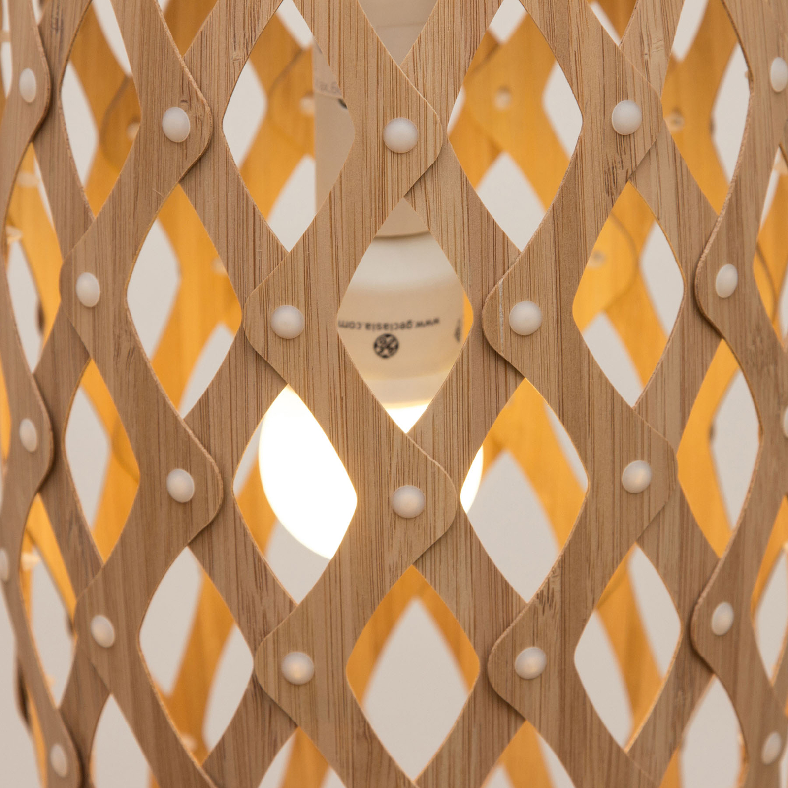 david trubridge Hinaki závěsné světlo 50 cm bambus