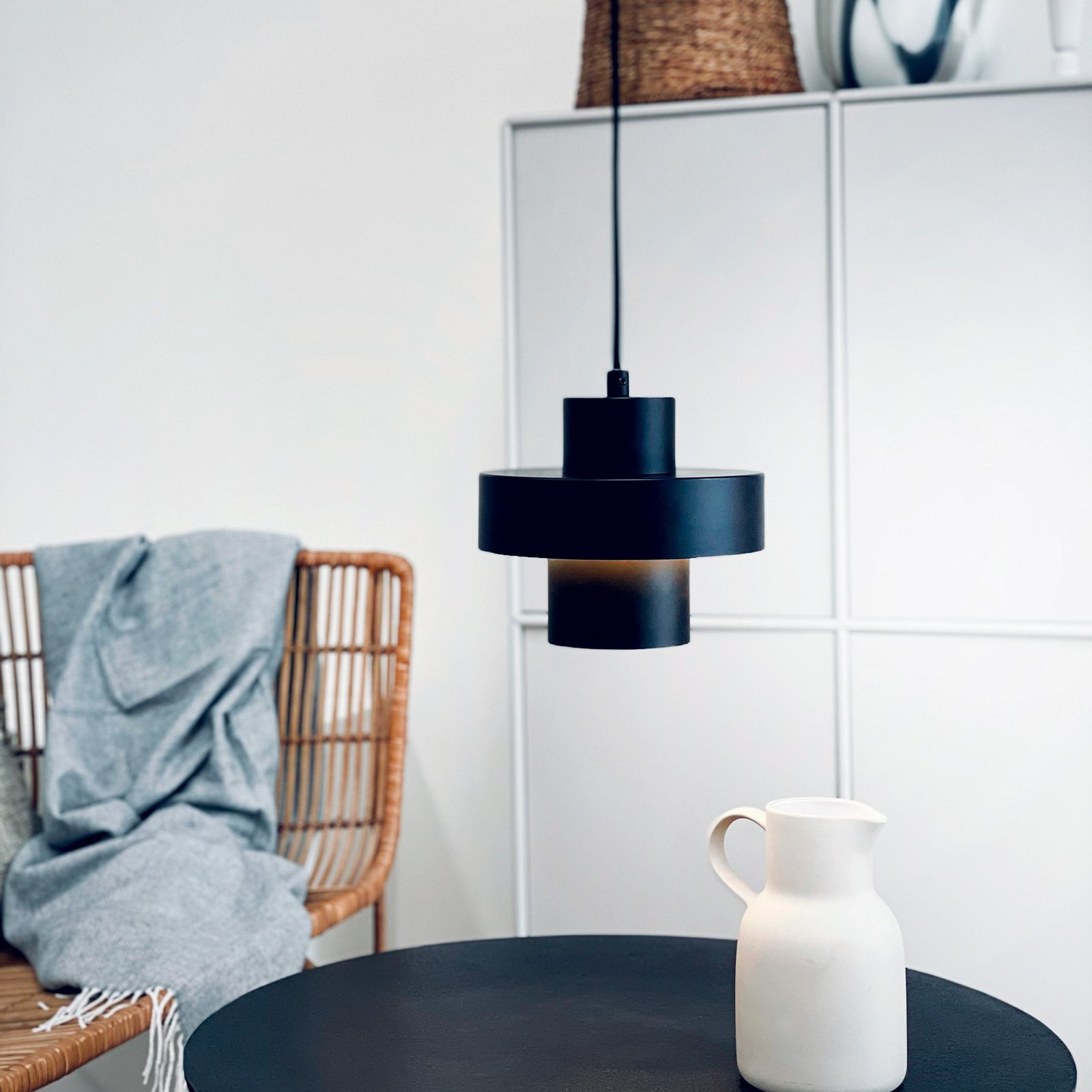 Dyberg Larsen piekaramā lampa Stoke, melna, Ø 20 cm, metāls