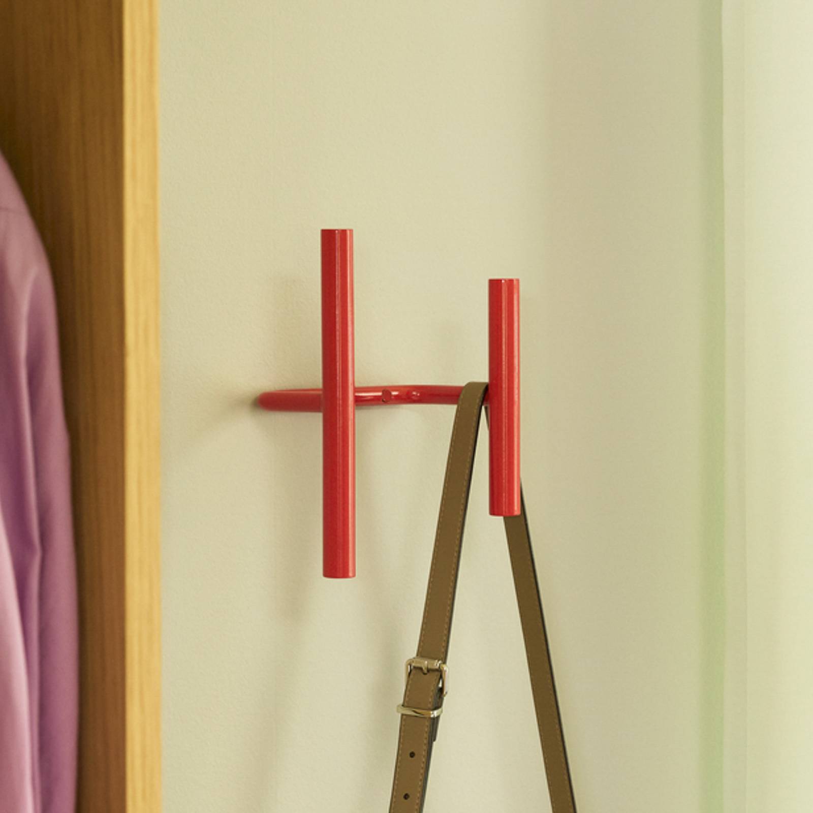 Hübsch Wandkapstok Flip, rood, breedte 20 cm, metaal voor Hal - modern - metaal