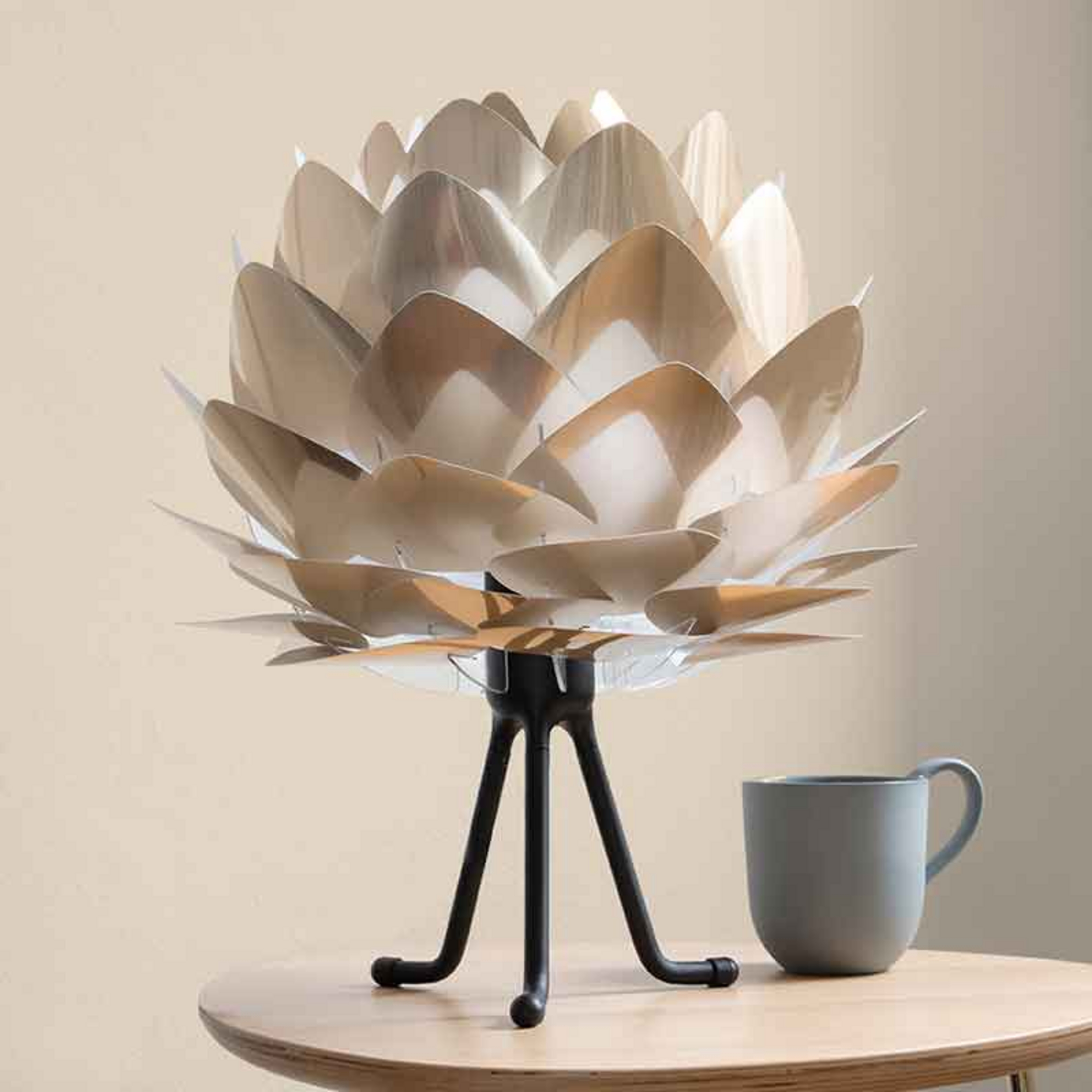UMAGE Silvia Mini lampe à poser dorée/trépied noir