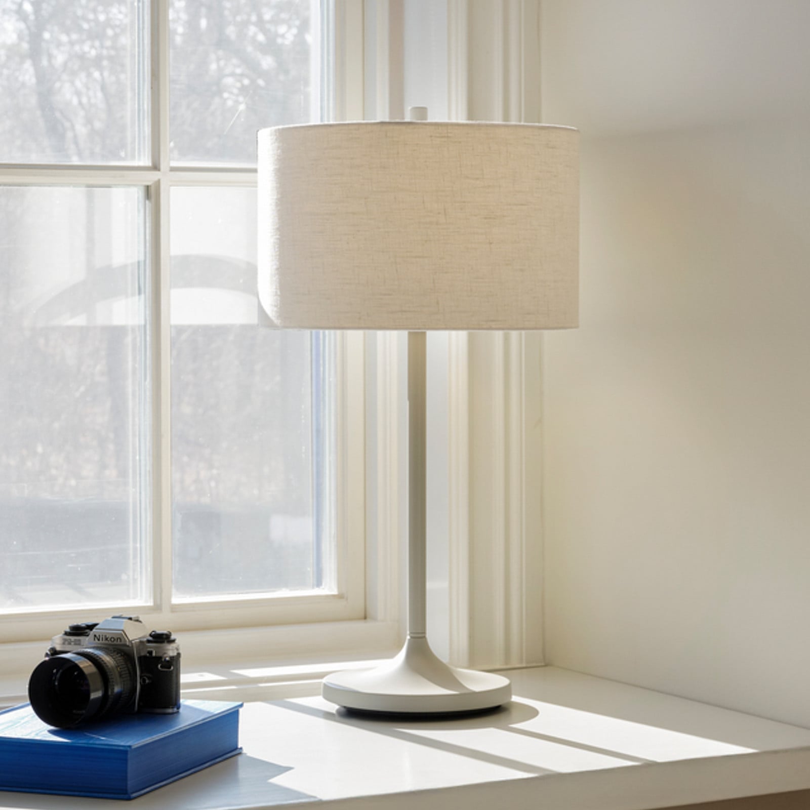 Soft bordslampa, vit/sandfärgad, höjd 64 cm, linne – Belid - Sovrum - Skandinavisk - Tyg / textil - Med lampskärm
