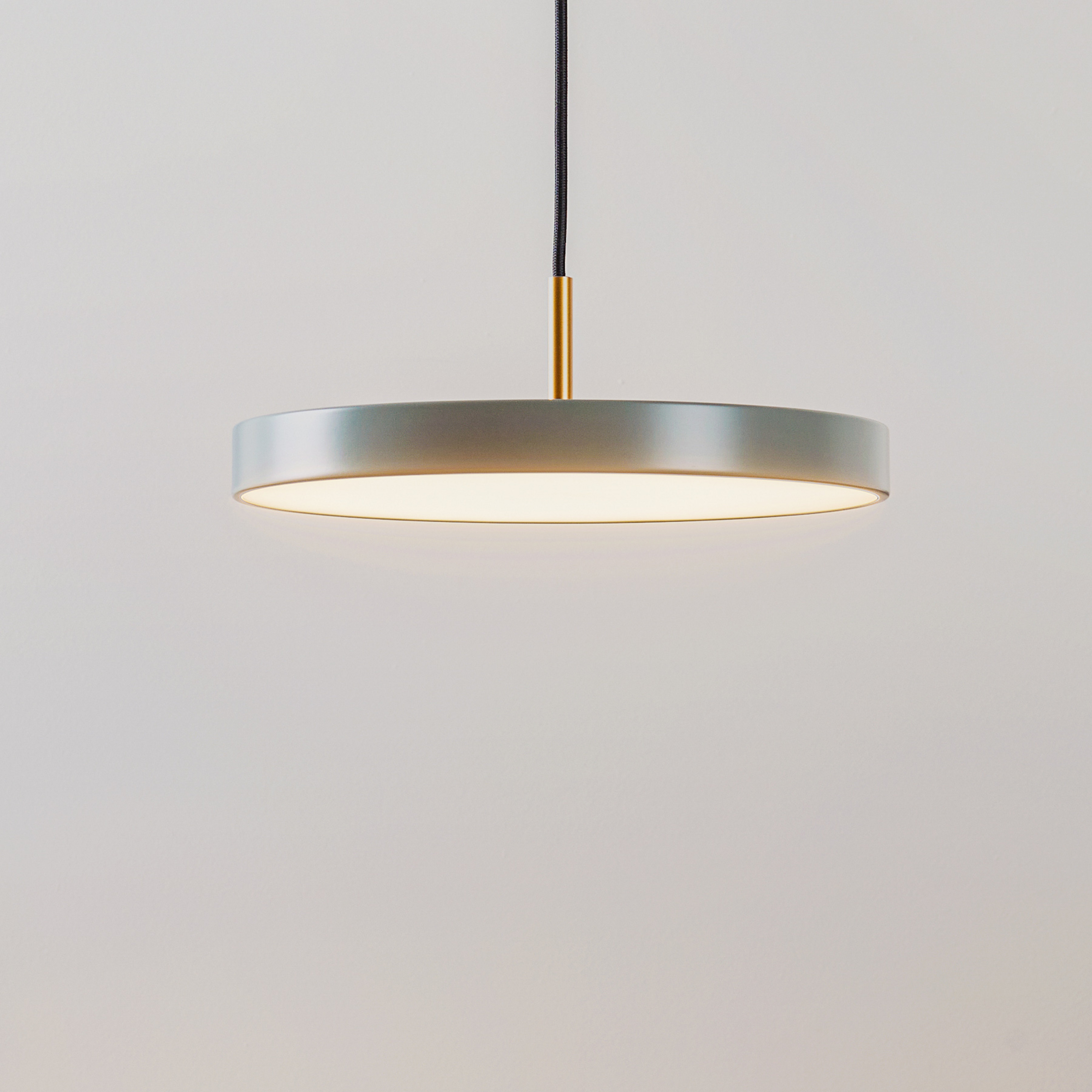 UMAGE LED-Hängelampe Asteria Mini, hellgrün/messing, Ø 31 cm