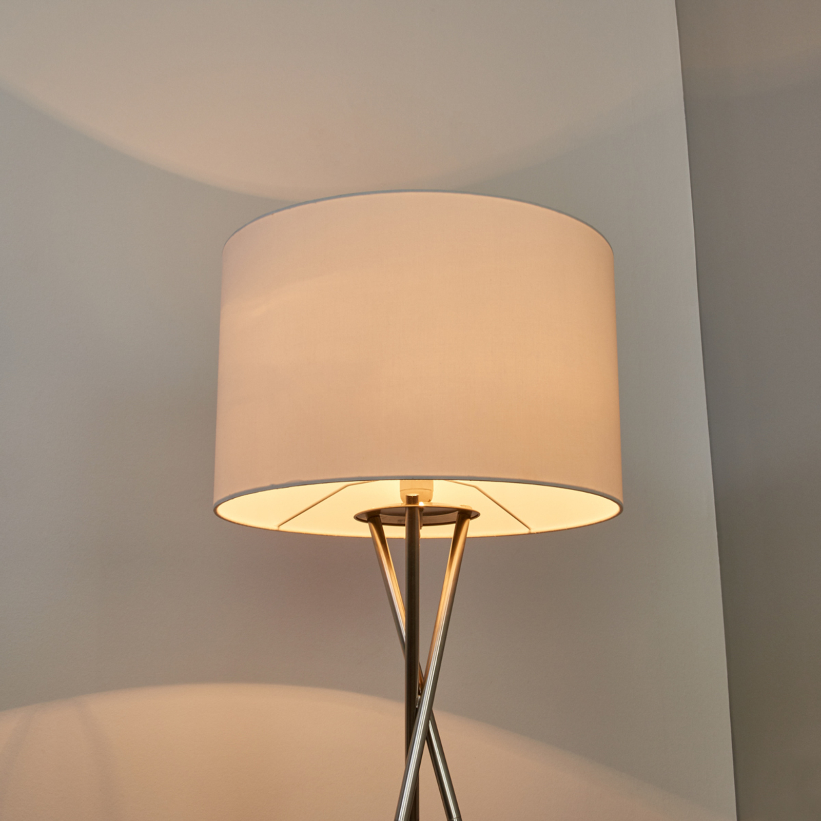 Dreibeinige Stehlampe Fiby mit weißem Stoffschirm