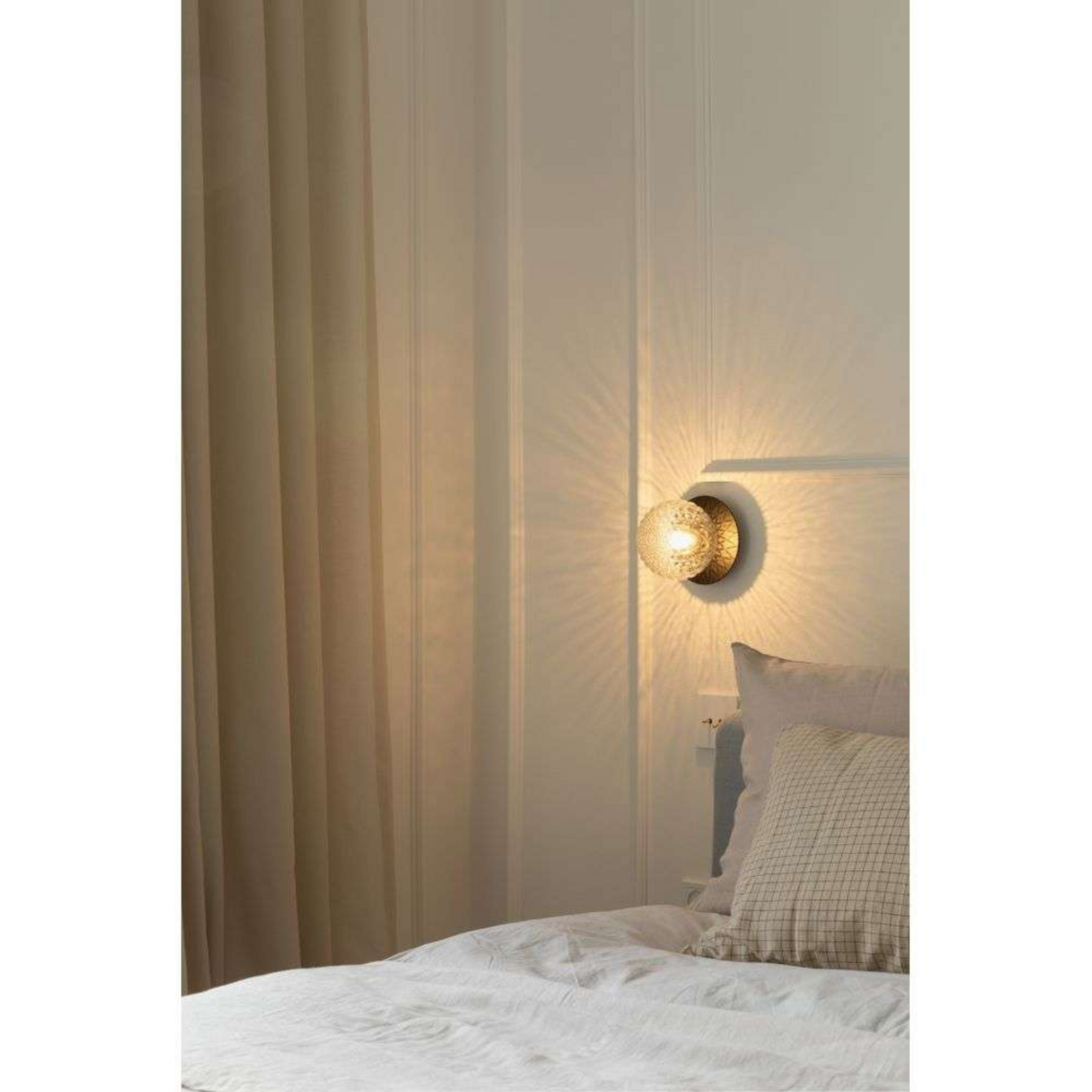 Liila 1 Wall/Ceiling Lamp IP44 Small Black/Optic Clear - Nuura