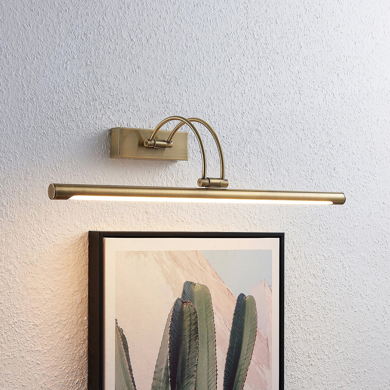 Lucande Applique pour tableau LED Dimitrij, courbée, laiton, métal Lucande Applique pour tableau LED Dimitrij, courbée, laiton, métal