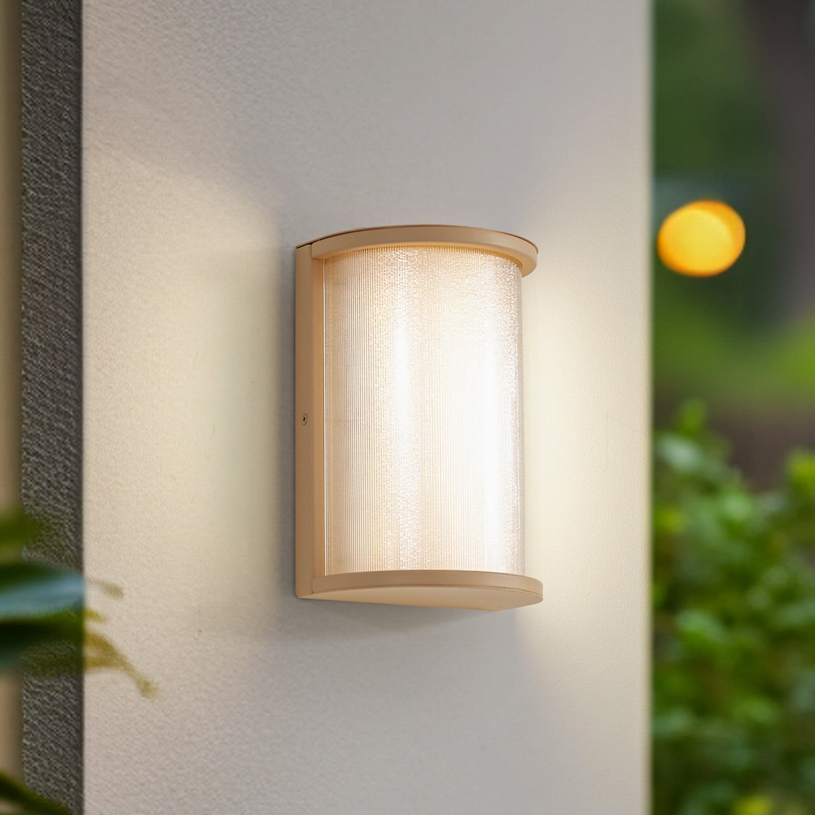 Calvik LED-utomhusv&auml;gglampa, IP44, beige, 24 cm, r&auml;fflad Lindby - Balkong - Modern - Metall - Med en ljusk&auml;lla