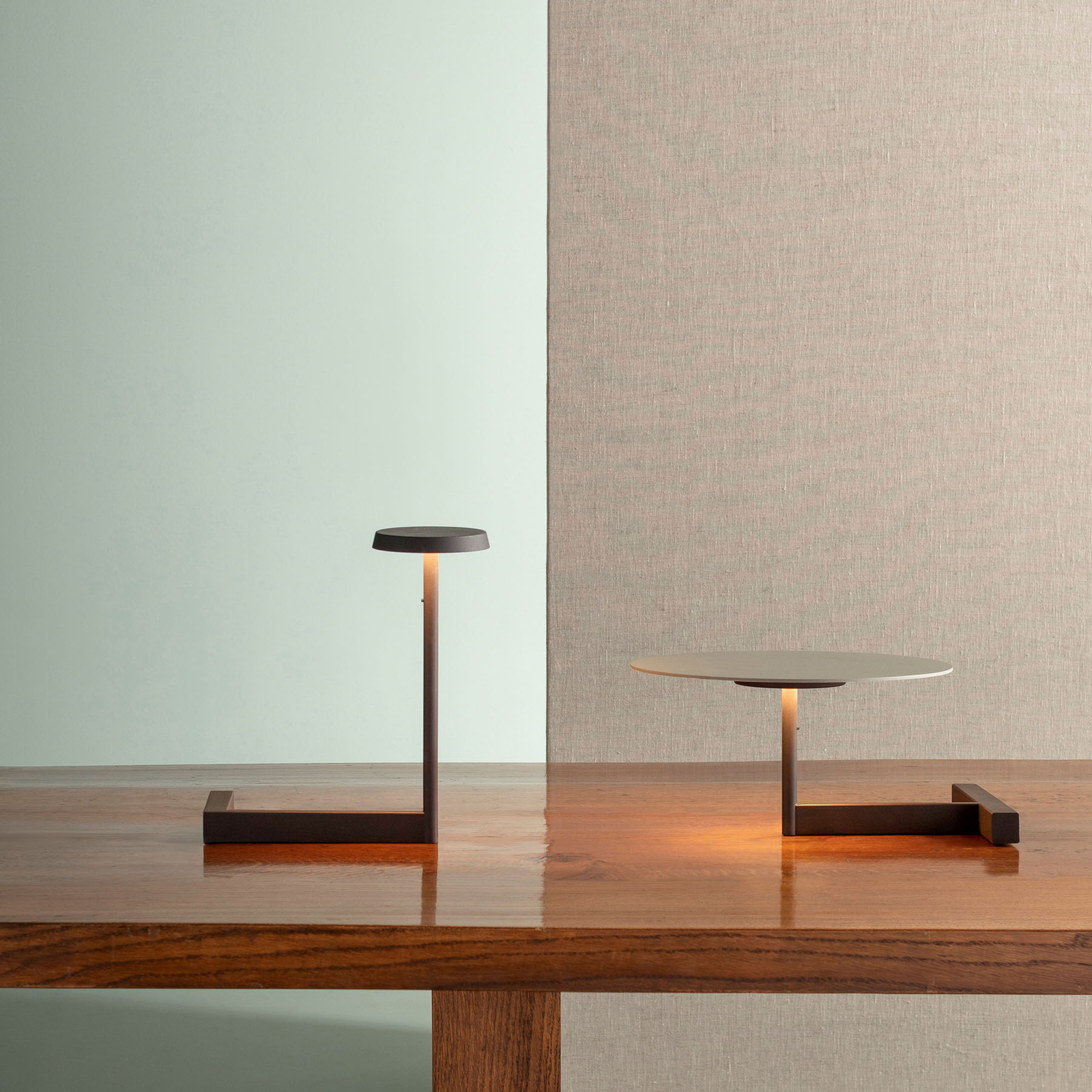 Vibia Flat LED-bordslampa höjd 16 cm grå L1