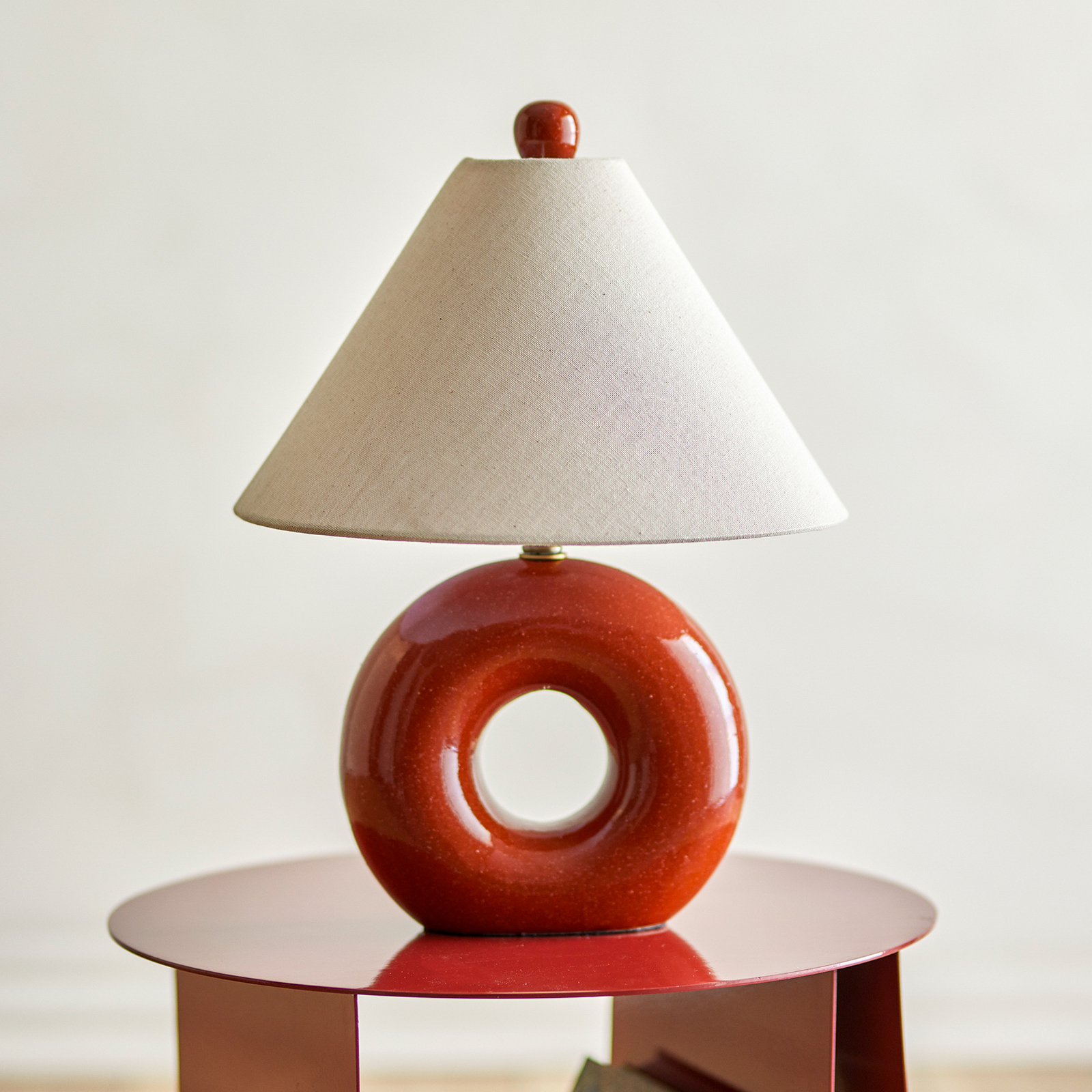 Lampada da tavolo Panja, rosso/crema, altezza 42 cm - Bloomingville