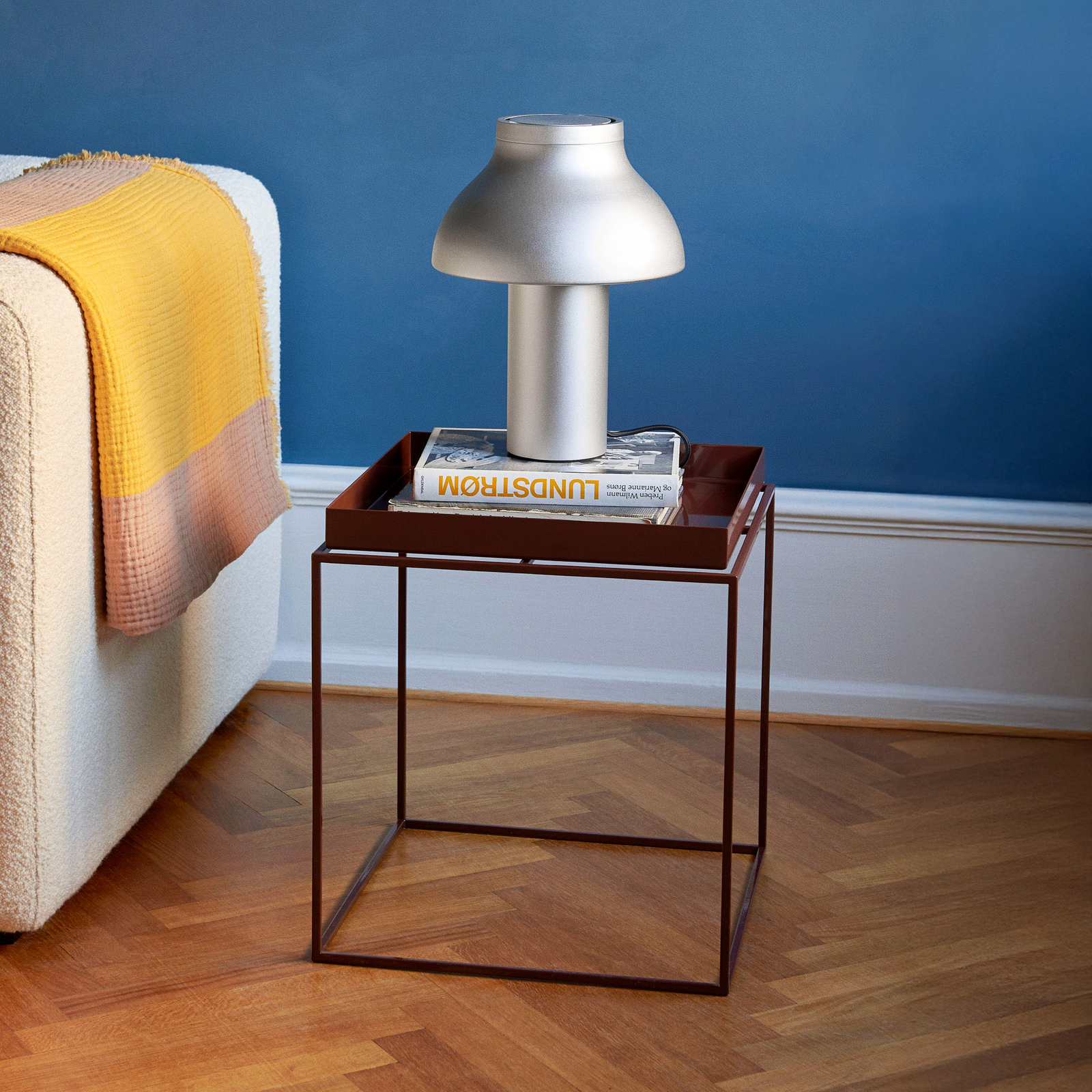 Tray sidobord, glänsande brun, stål, 40 x 40 cm - HAY