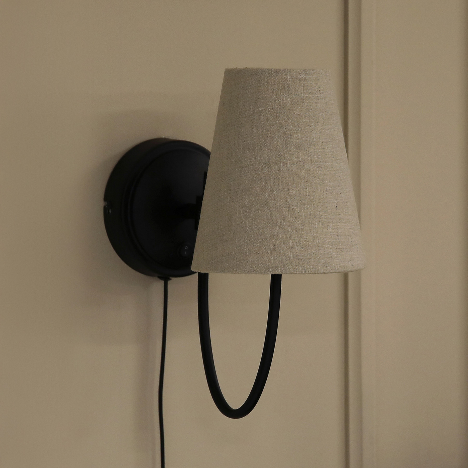 Amar Wandleuchte Beige/Black - Markslöjd