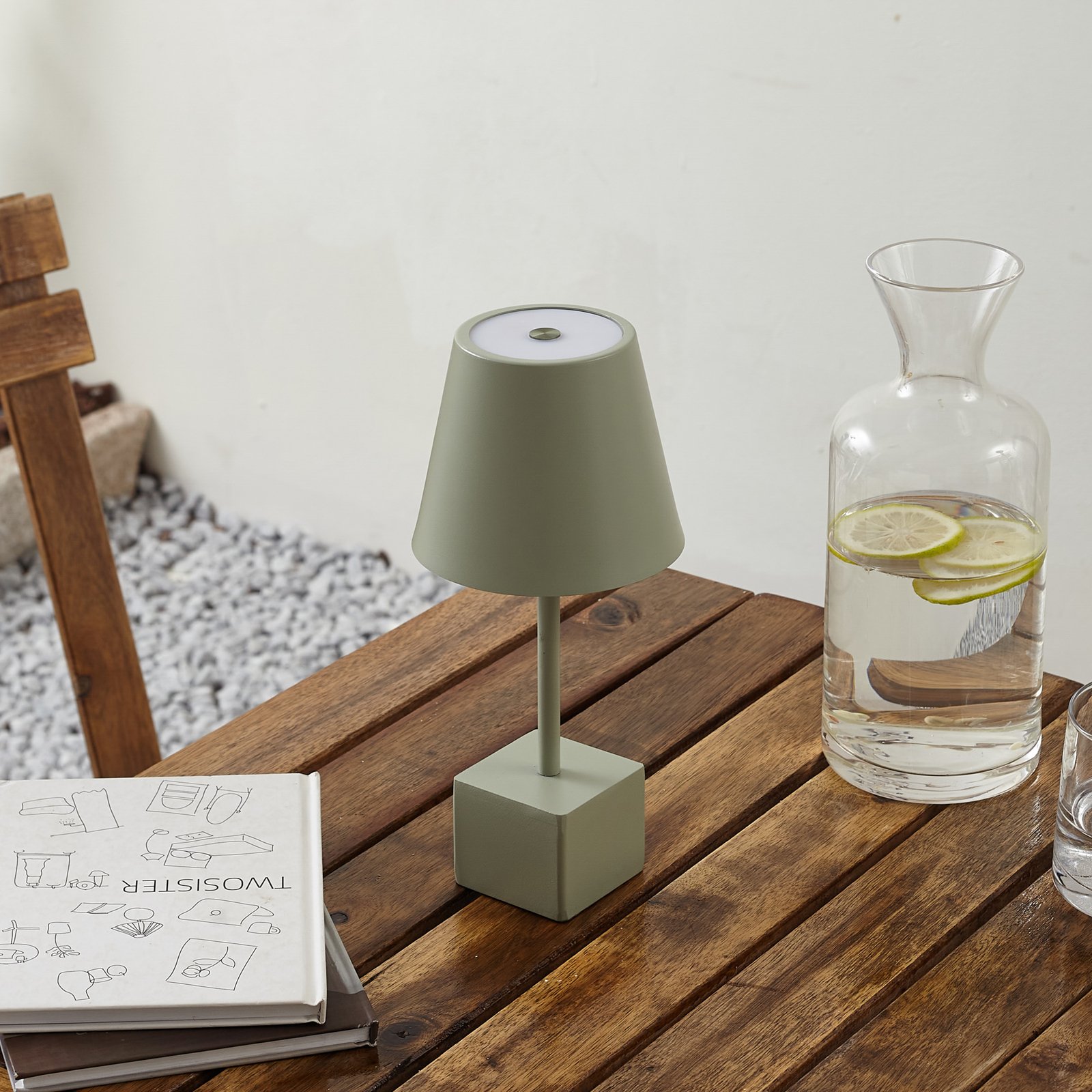 Lindby LED-es újratölthető asztali lámpa Janea, kocka, zöld, fém