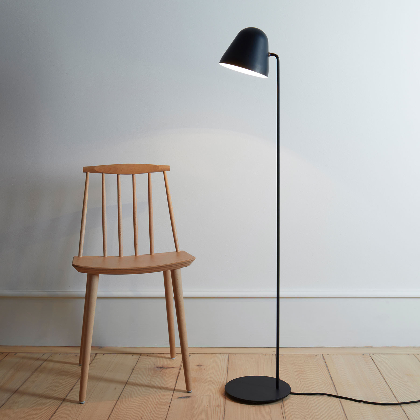 Nyta Tilt S Floor lampadaire, noir