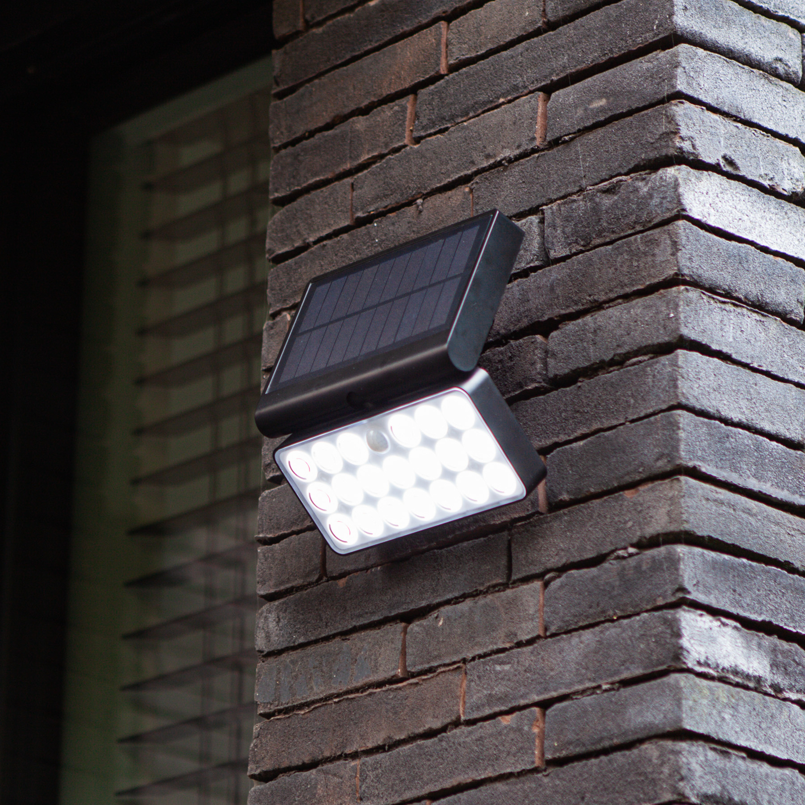 Tuda LED solar outdoor wall light, 18 cm