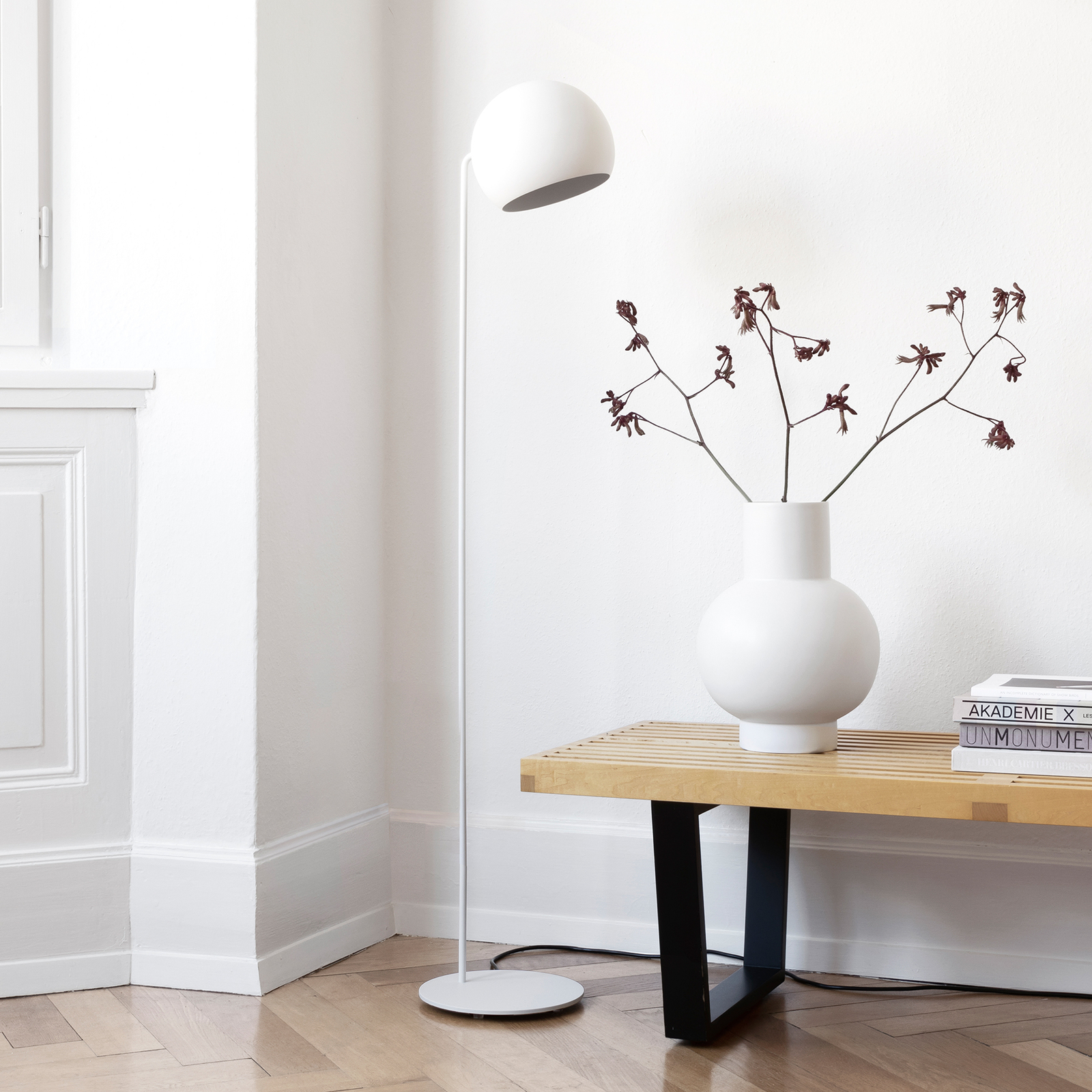 Nyta Tilt Globe Floor lampadaire blanc mat