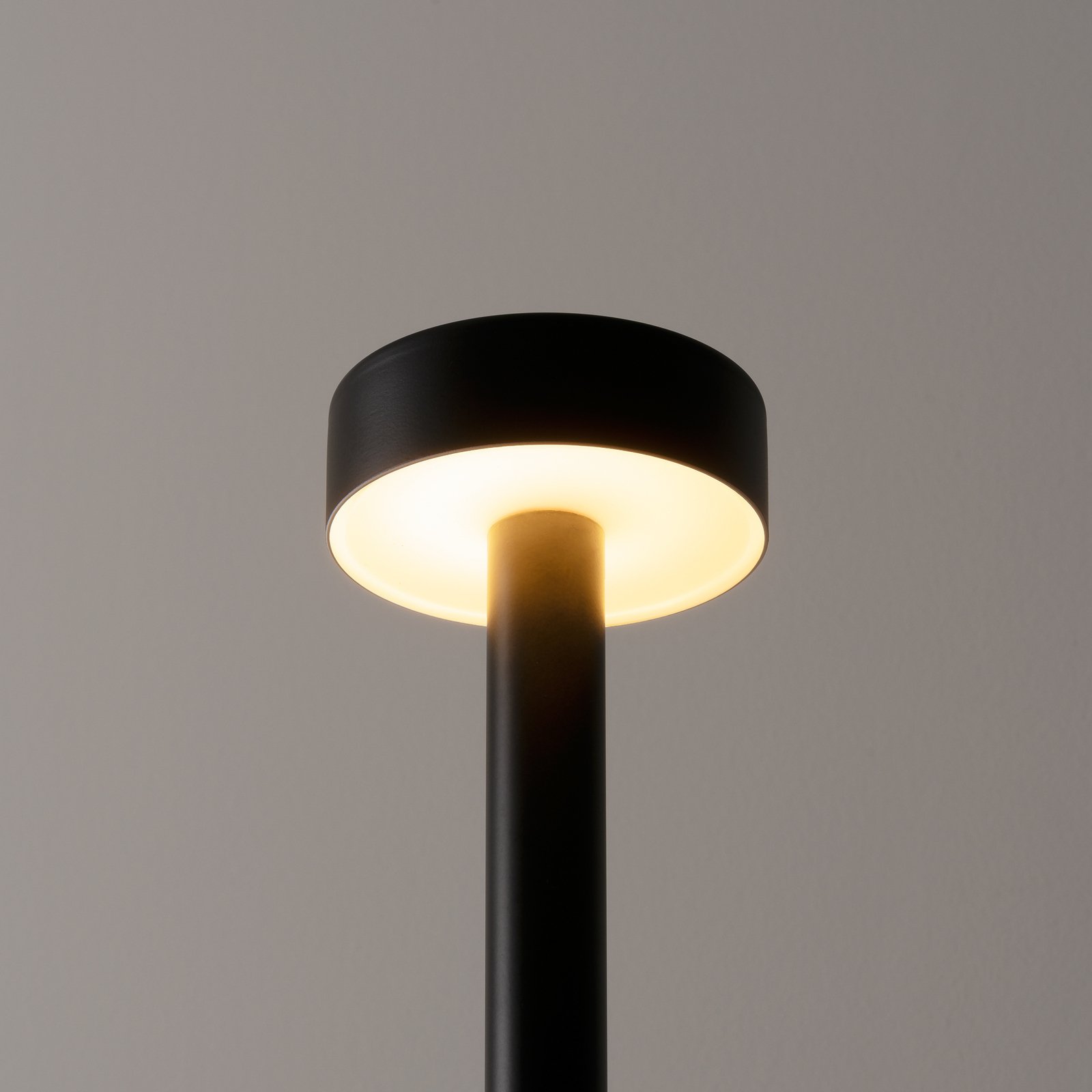 Milan Peak Lane LED floor lamp black 130 cm