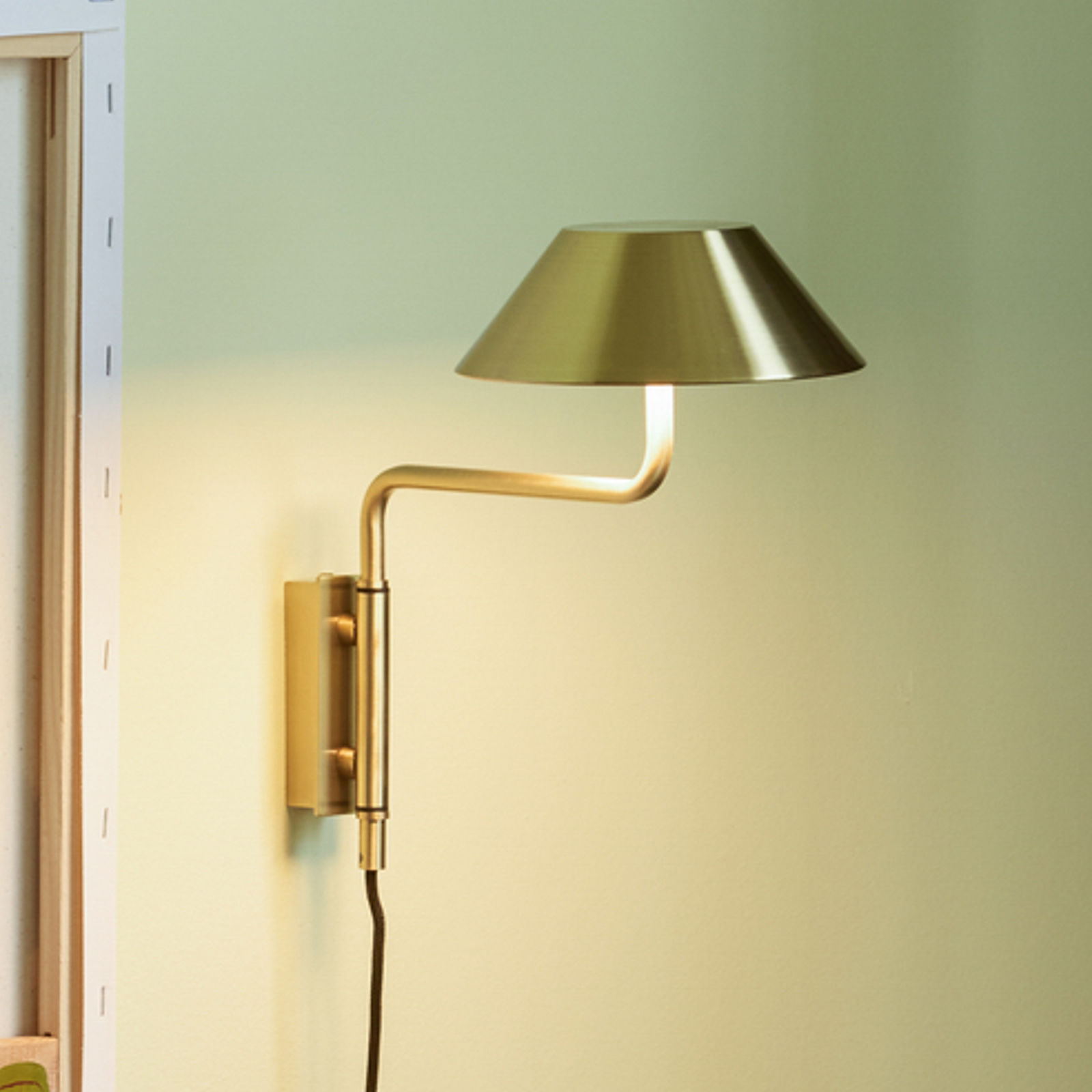 COVER LED-vägglampa i mässingsfärg, utstick 30 cm – Hübsch