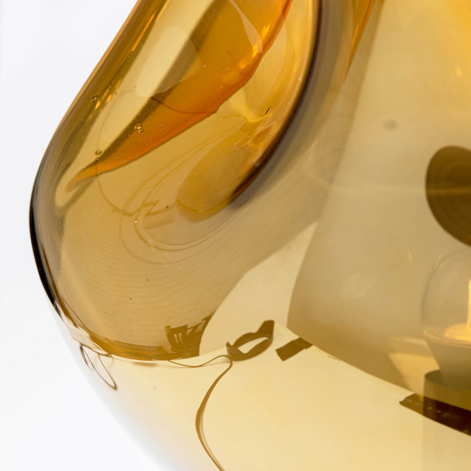 Stolová lampa KARE Dough so skleneným tienidlom, zlatá