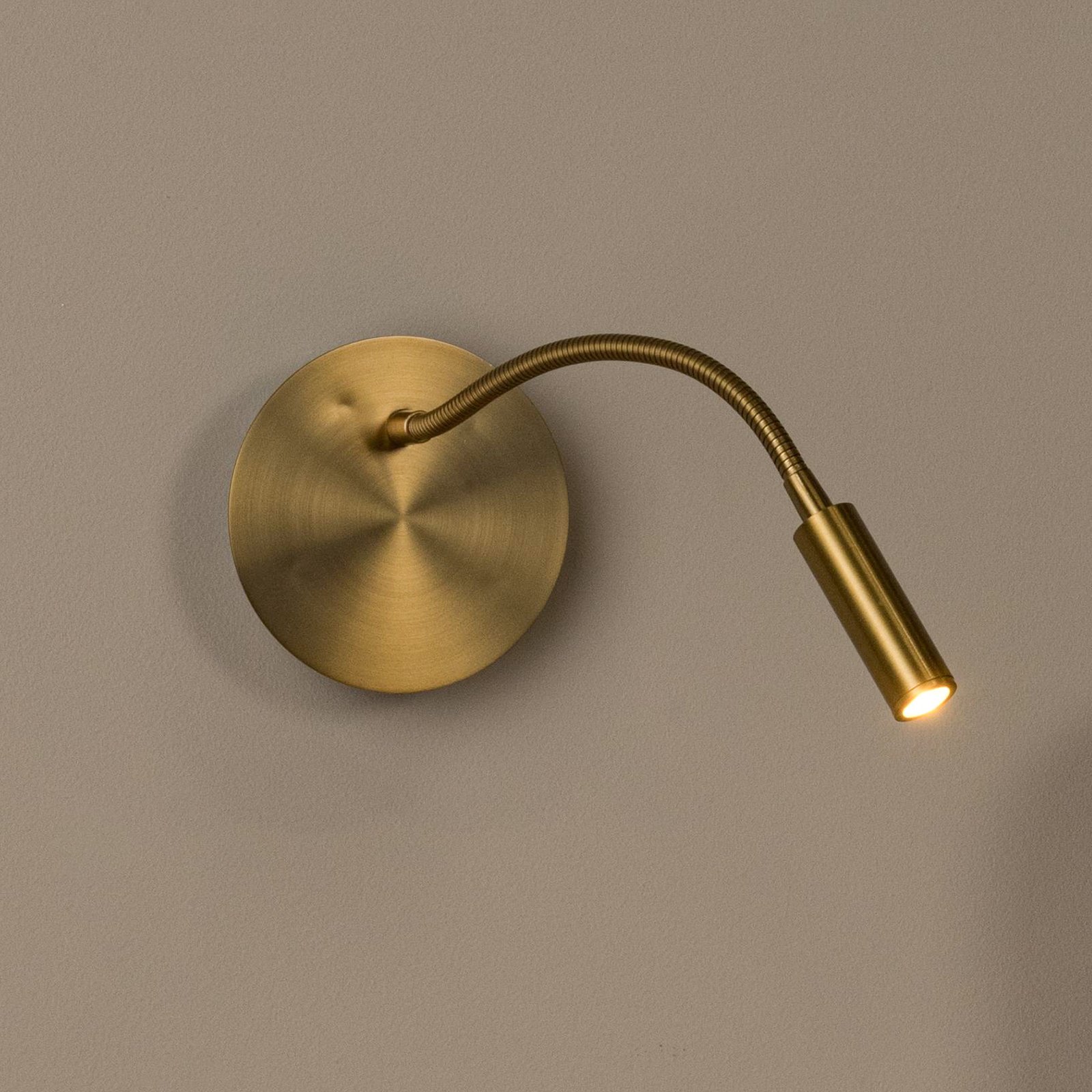 LED battery wall spotlight Jolijn, gold matt, flexible arm, Ø 11 cm, magnet