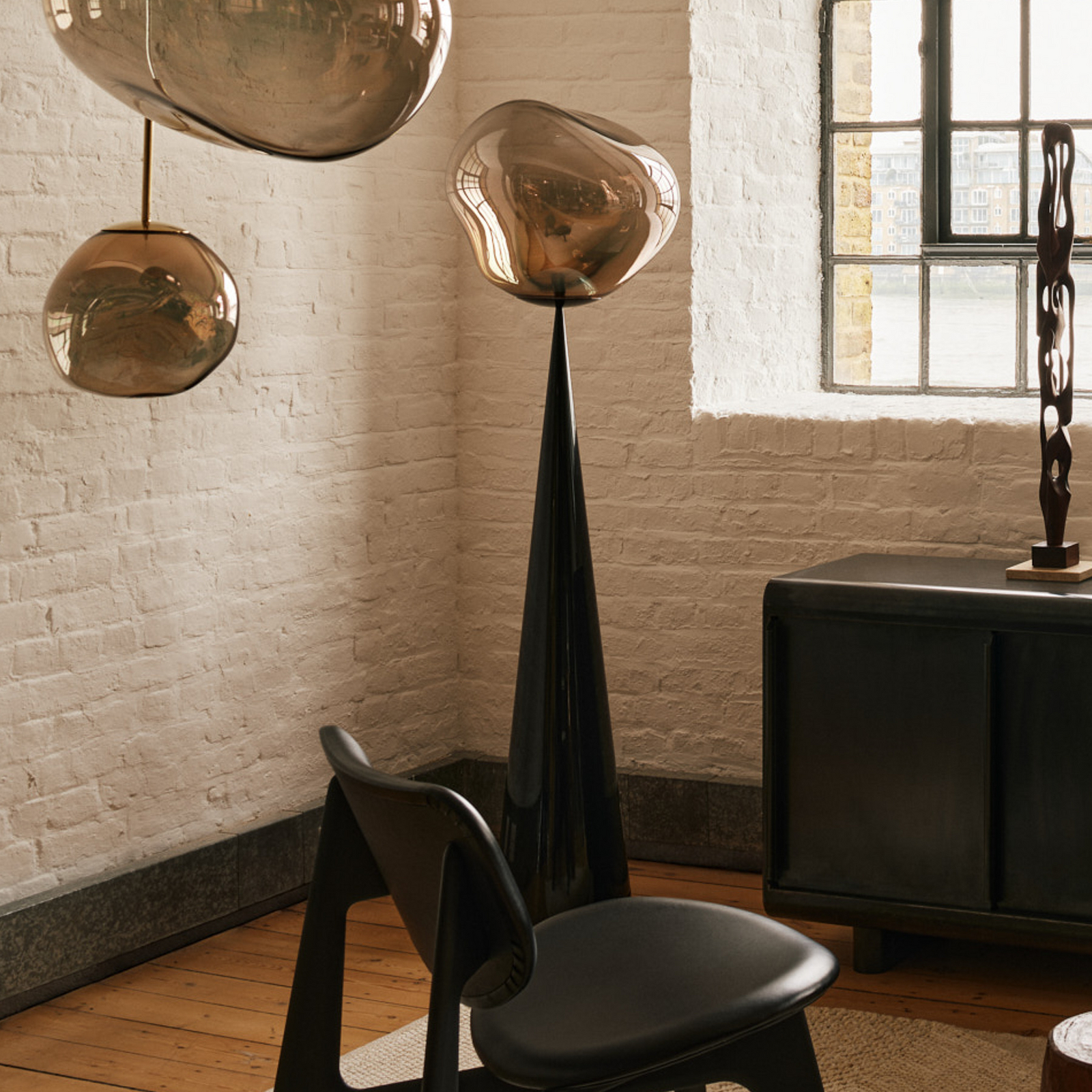 Lámpara de pie LED Melt Cone Flat de Tom Dixon, color bronce, 175 cm