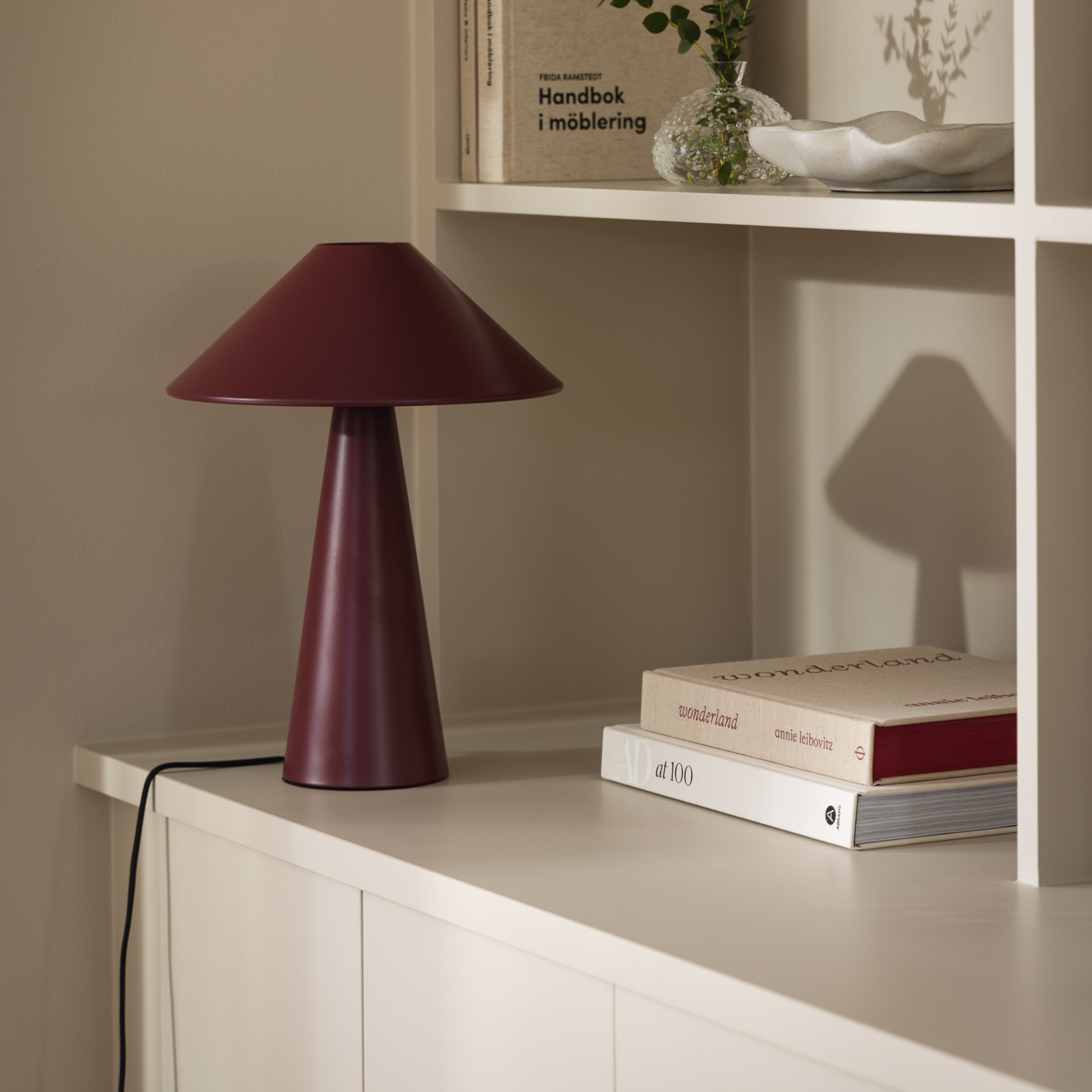 Cannes table lamp, red metal, height 40 cm - Globen Lighting