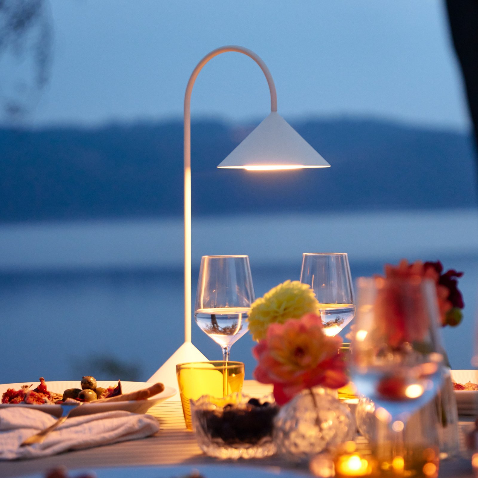 Grasp Portable Bordslampa H47 Matt White - Frandsen