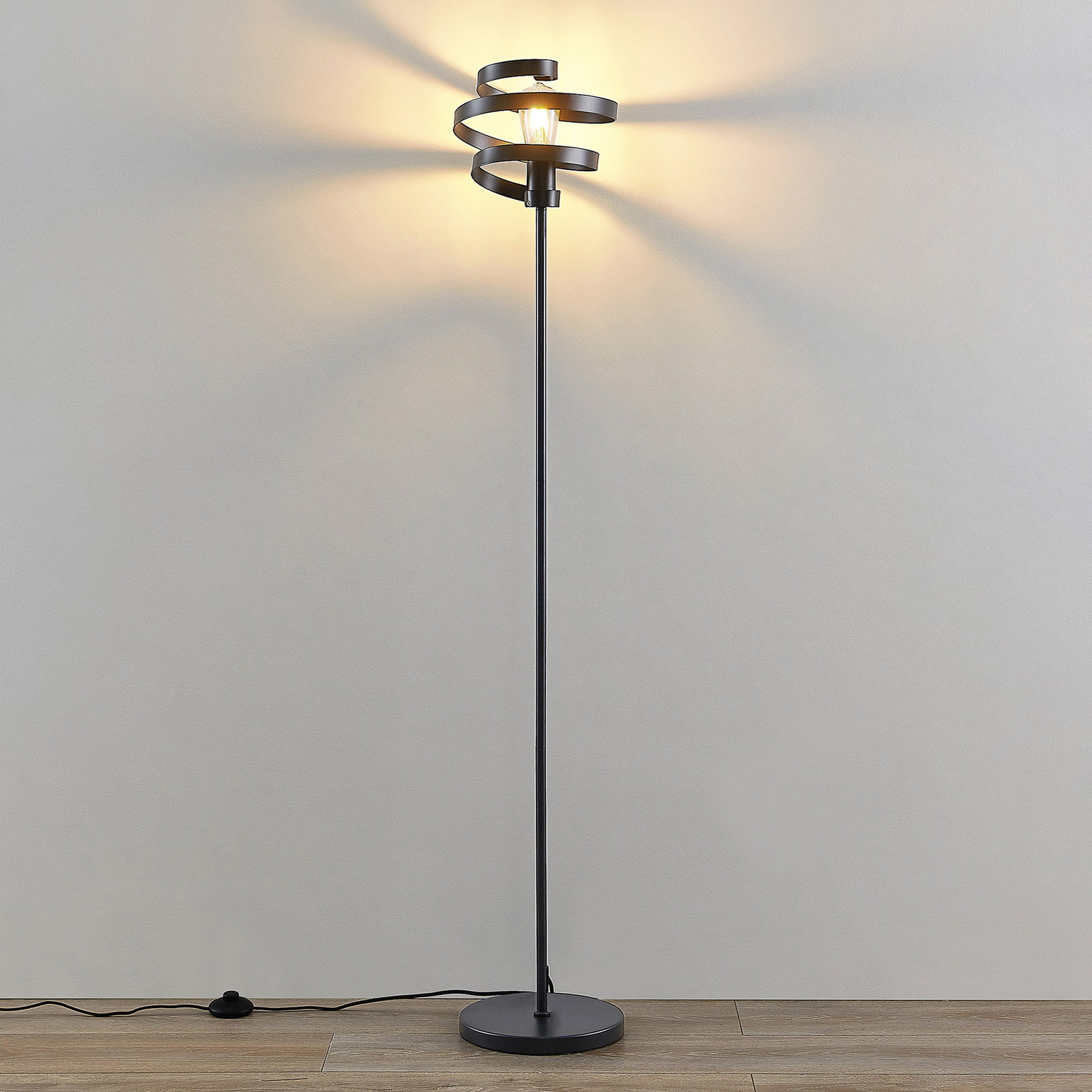 Lindby Colten lampa stojąca, czarna