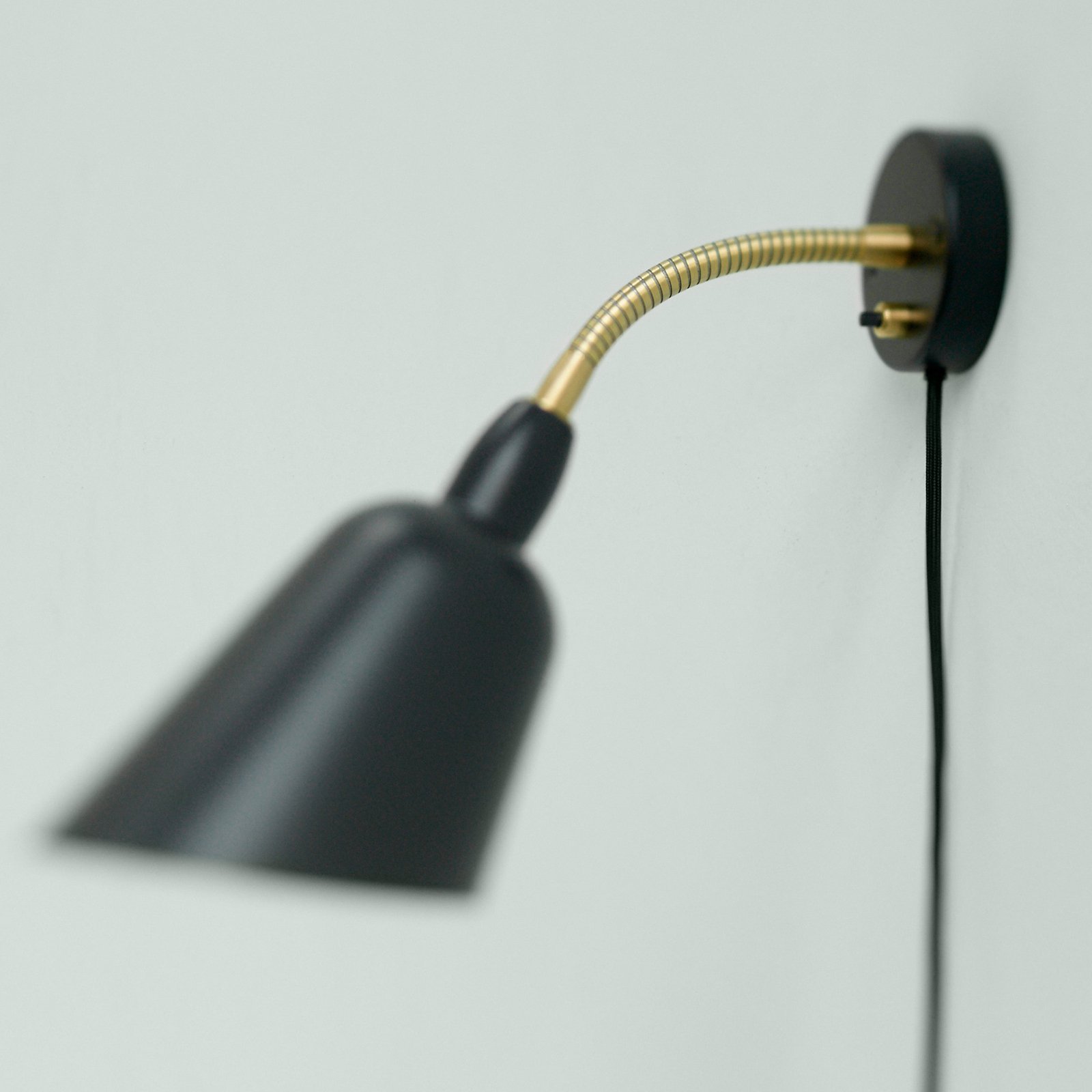 Bellevue AJ9 Wandleuchte Black/Brass - &Tradition