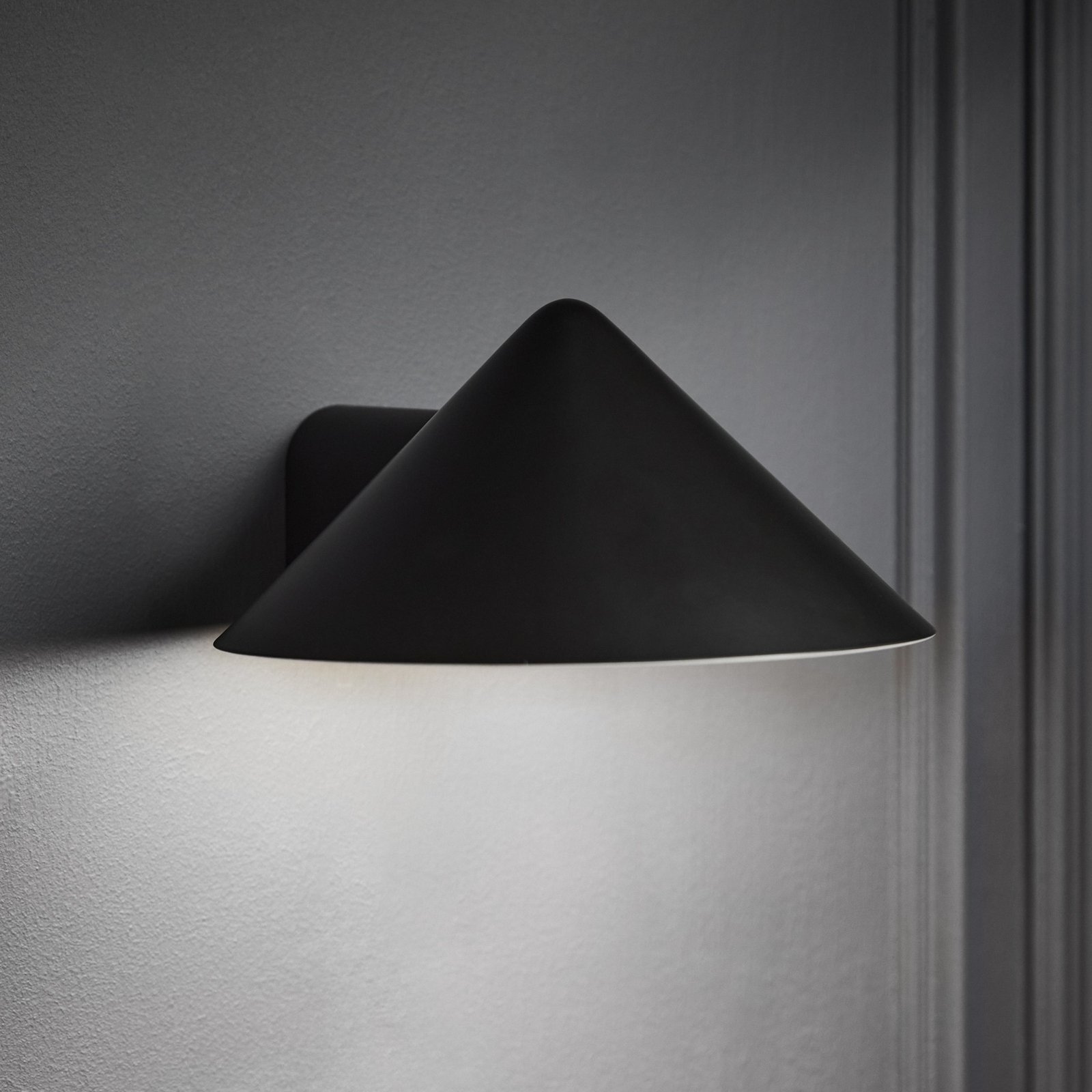 FRANDSEN LED nástěnné svítidlo Grasp, černé, šířka 15 cm, kovové