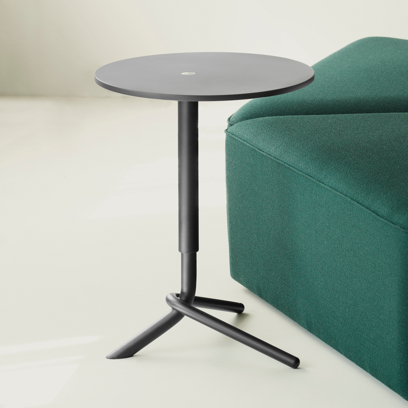 Bijzettafel Lift, zwart, staal, MDF, hoogte 56,5 cm - Normann Copenhagen Bijzettafel Lift, zwart, staal, MDF, hoogte 56,5 cm - Normann Copenhagen