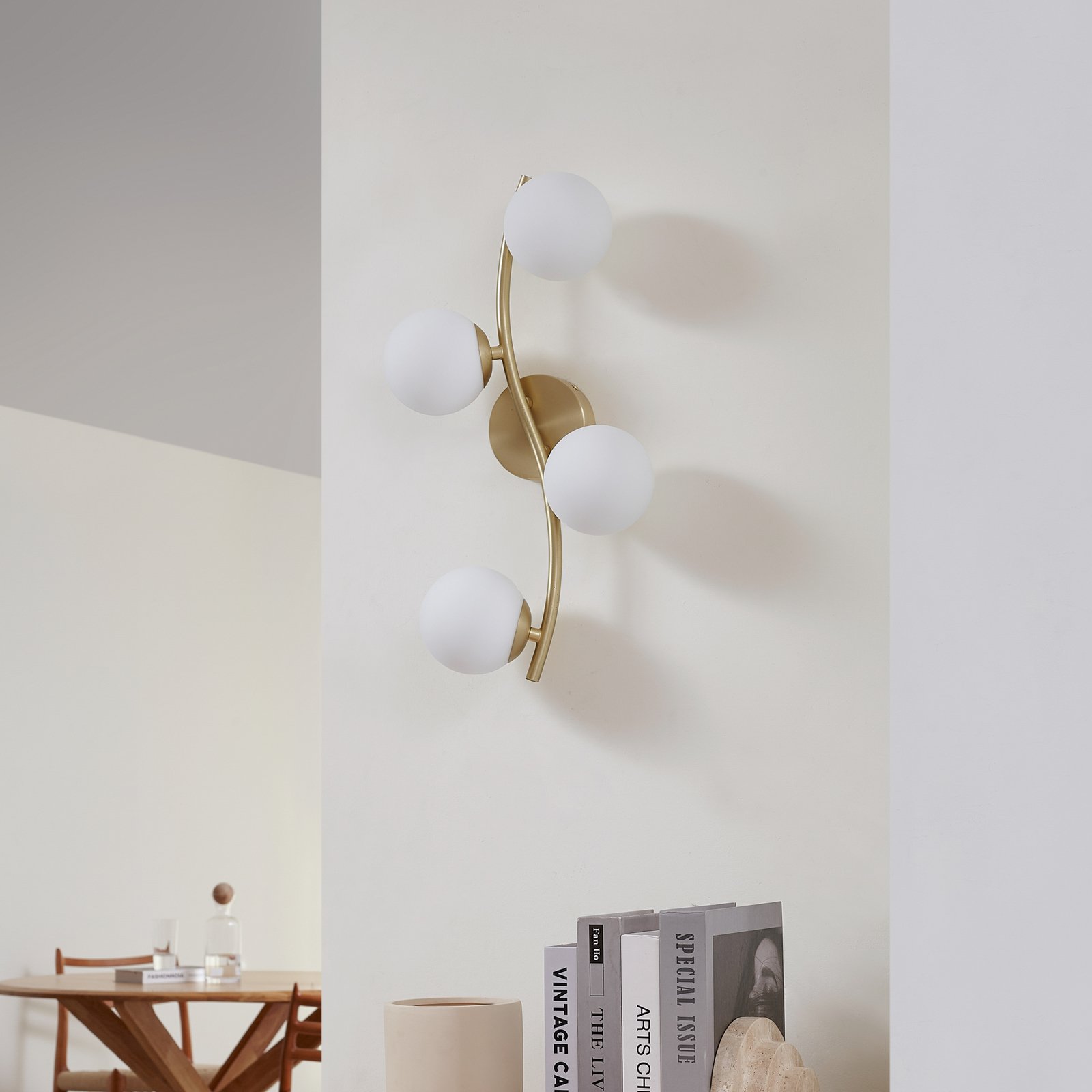 Lindby Wandleuchte Josiana, opal/messing, 48 cm, Kugel, Glas