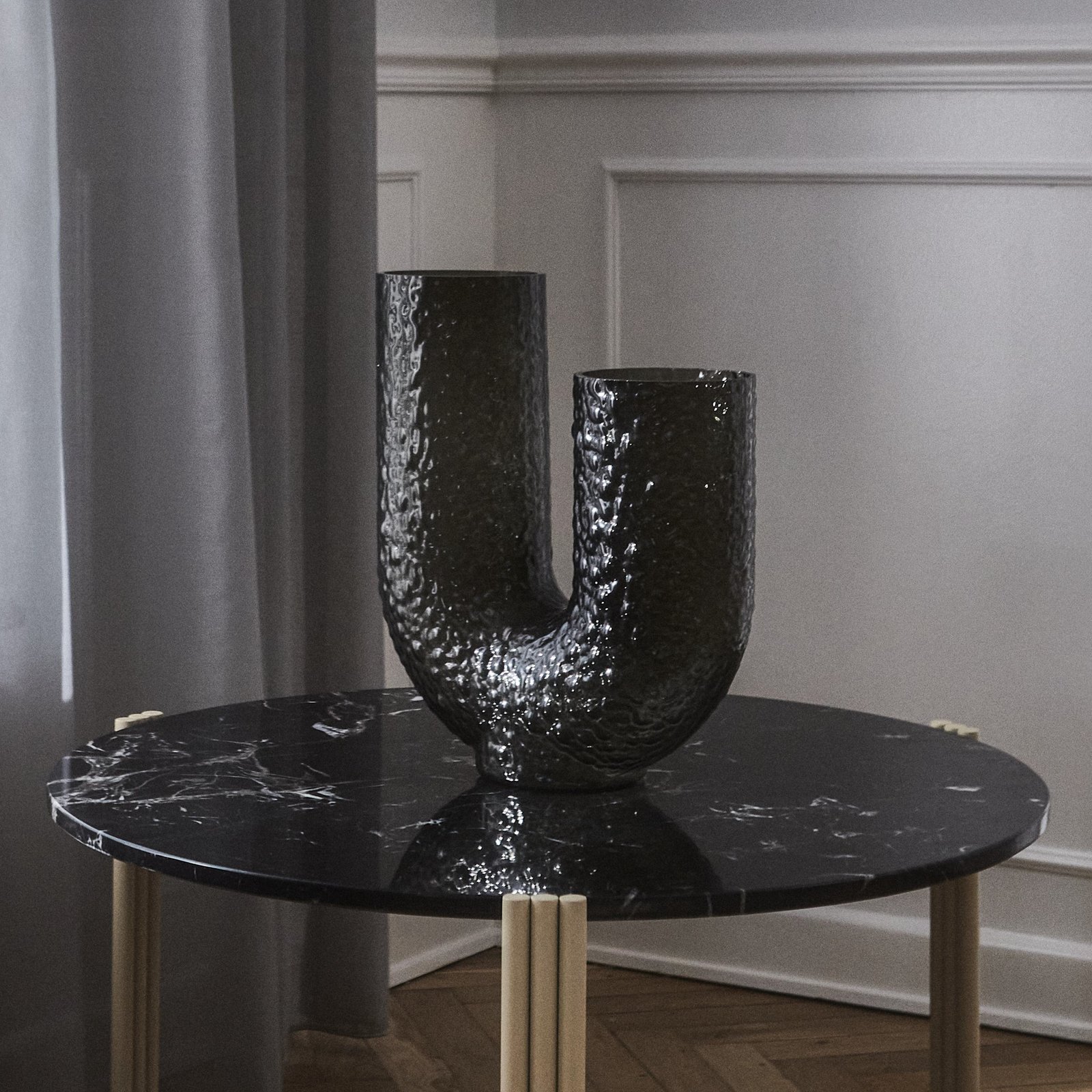 AYTM Vase Arura, noir, hauteur 40 cm, largeur 34 cm, verre 