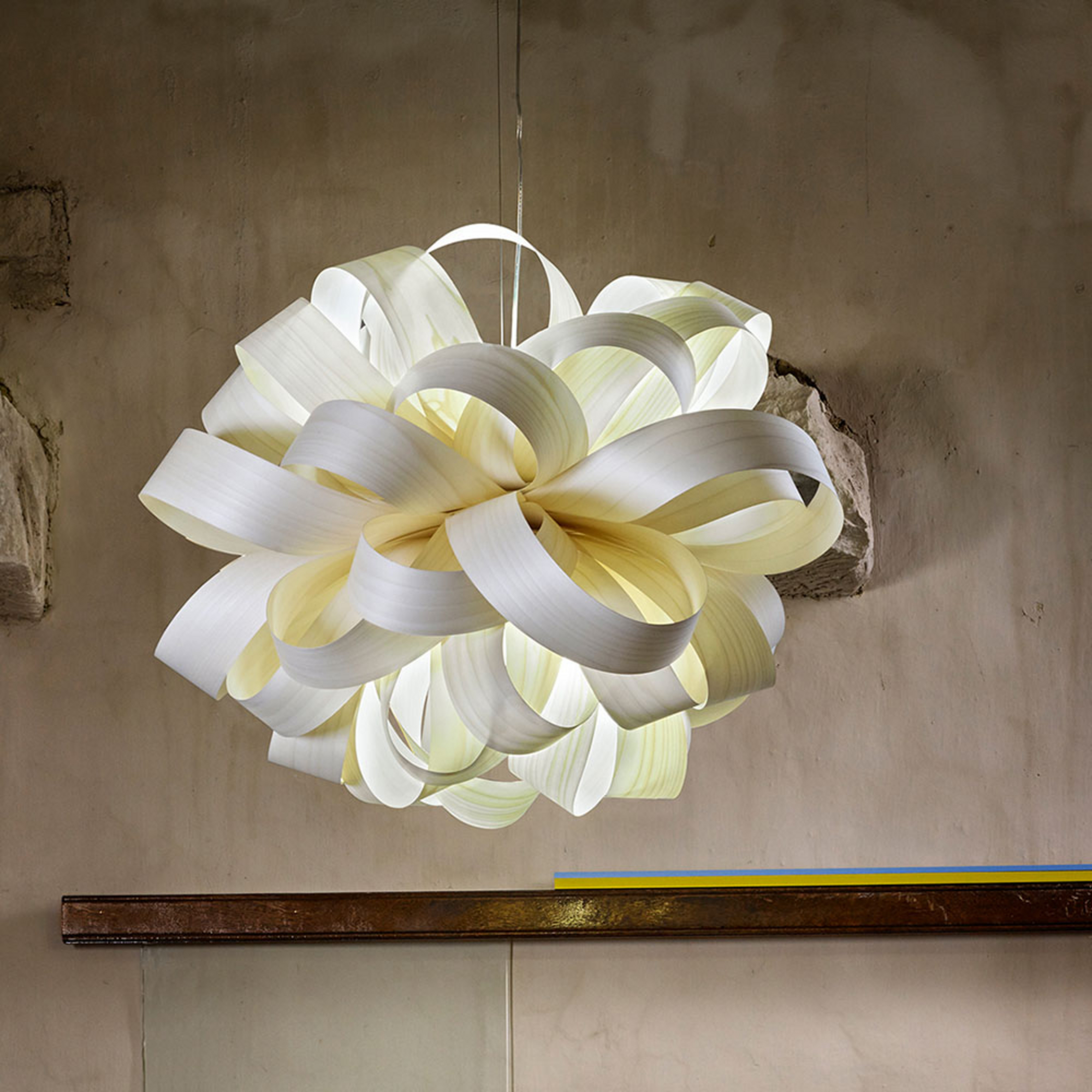 Candeeiro suspenso LZF Agatha Ball, 84x80cm, em folheado de madeira