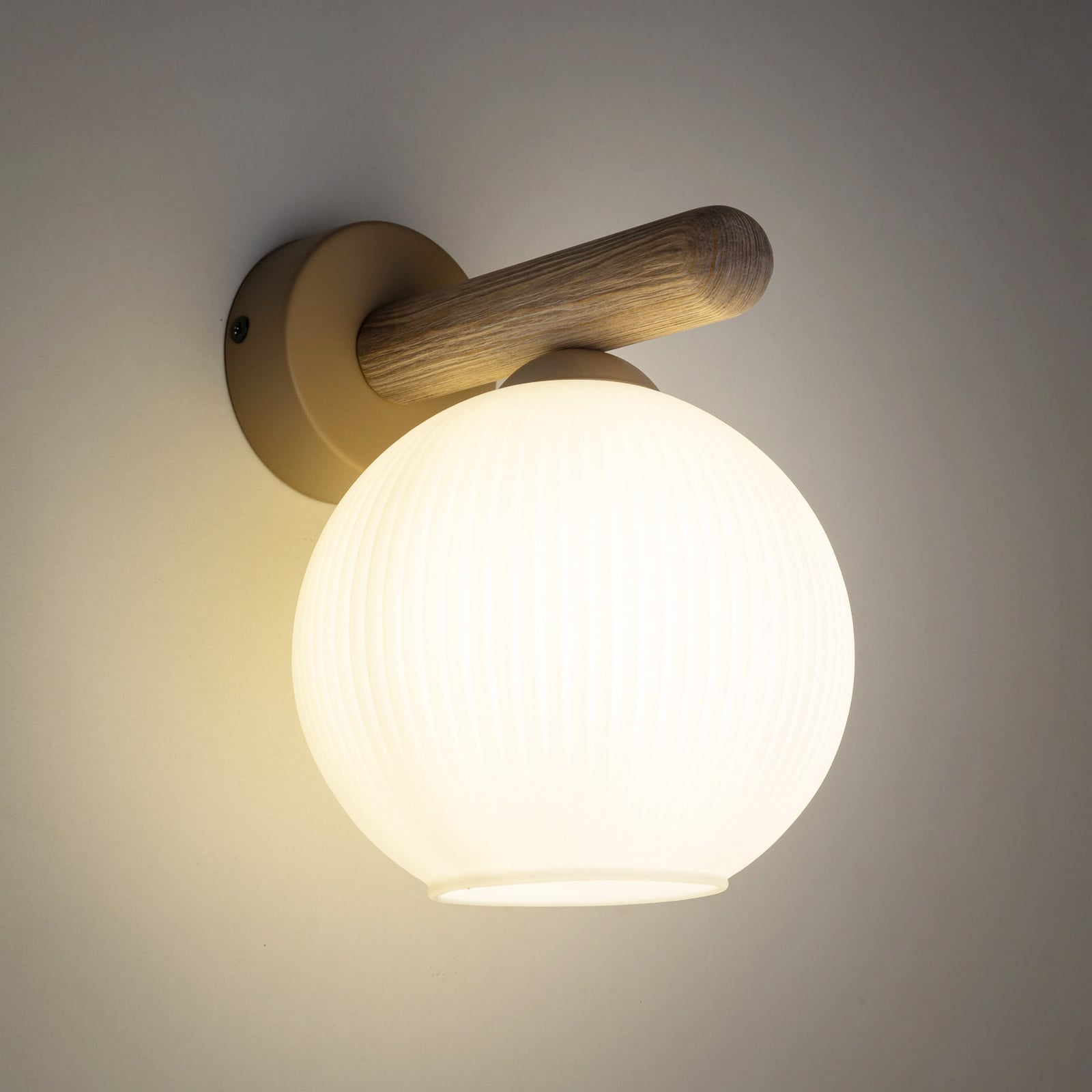 Applique murale Virlo, bois, verre opale, hauteur 20 cm, E14