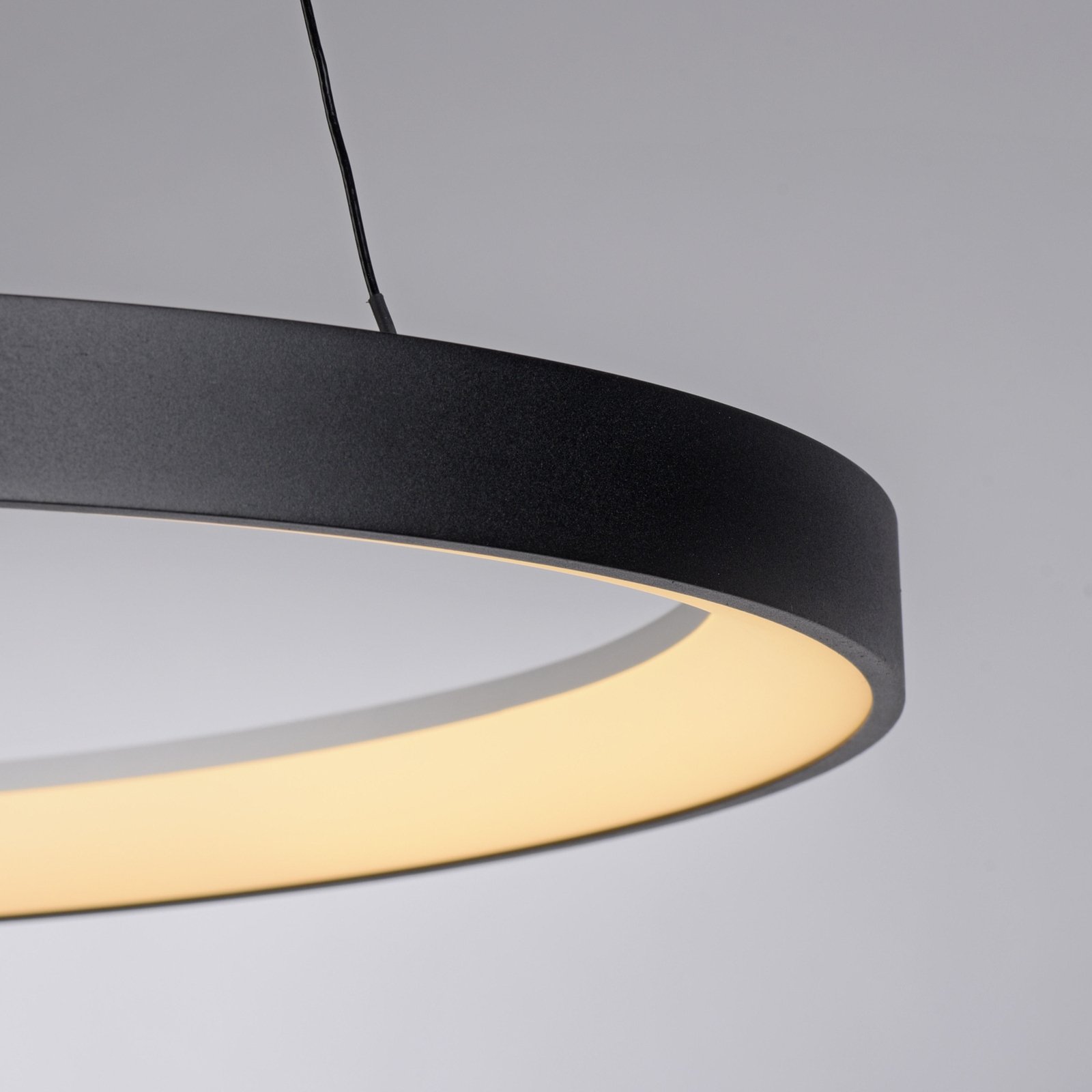 Lampa wisząca LED Hoop marki Paul Neuhaus, czarna, Ø 57 cm. Żelazo