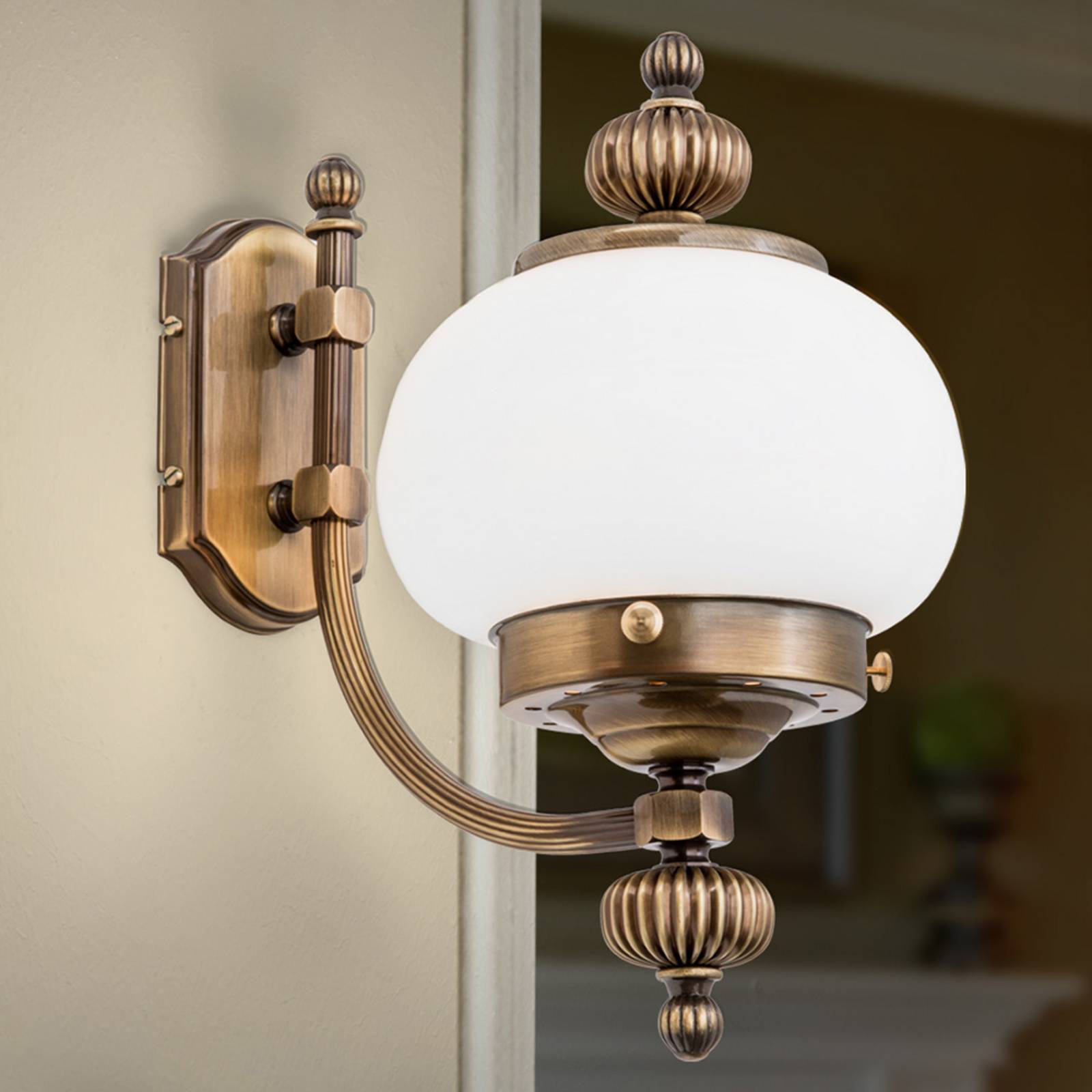 Szlachetna lampa ścienna DELIA