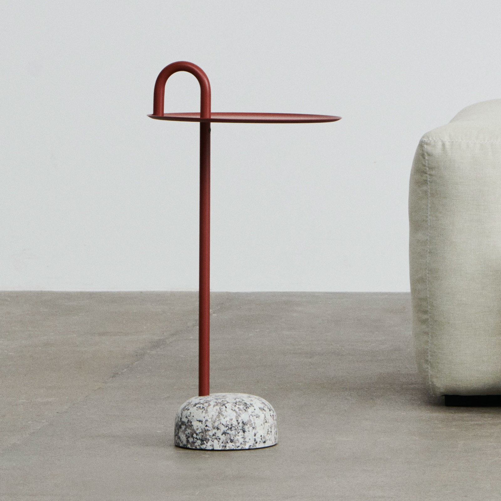 Bowler sidobord, rött, höjd 70,5 cm, granit/stål - HAY Bowler sidobord, rött, höjd 70,5 cm, granit/stål - HAY