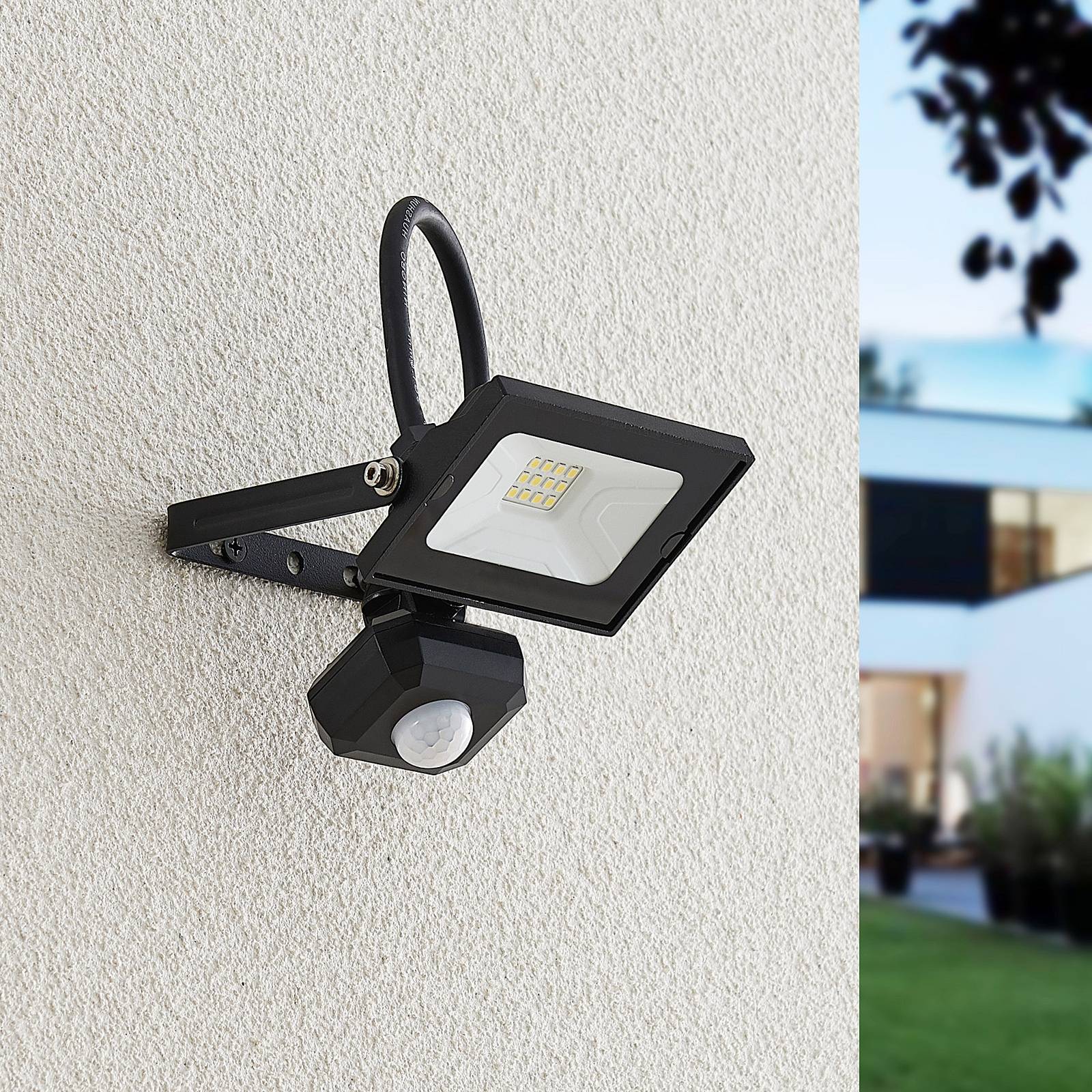 Lindby Aine spot zewnętrzny czarny 13,3 cm czujnik