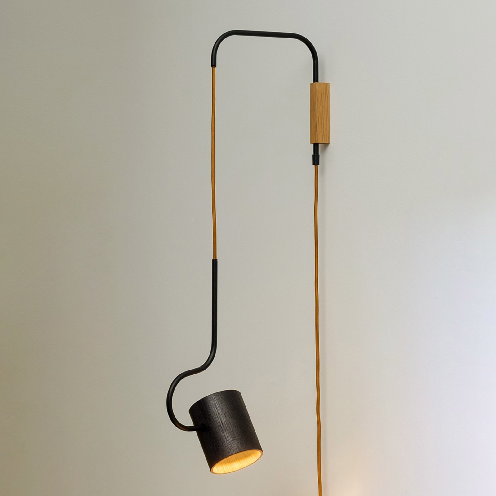 Bocal wall light with a hand dimmer and plug