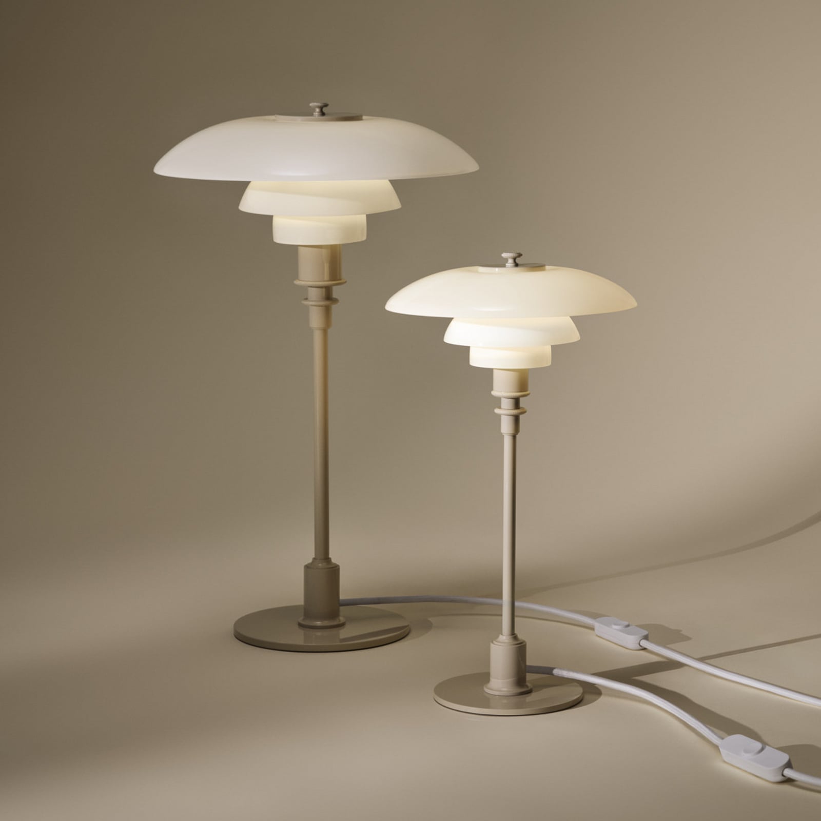 PH 3/2 pöytälamppu, kiiltävä beige, Ø 28 cm – Louis Poulsen PH 3/2 pöytälamppu, kiiltävä beige, Ø 28 cm – Louis Poulsen