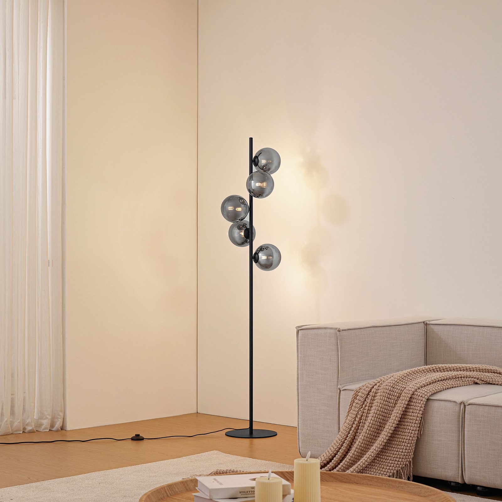 Lindby Stehleuchte Orbelia, schwarz, 5-flammig, Glas